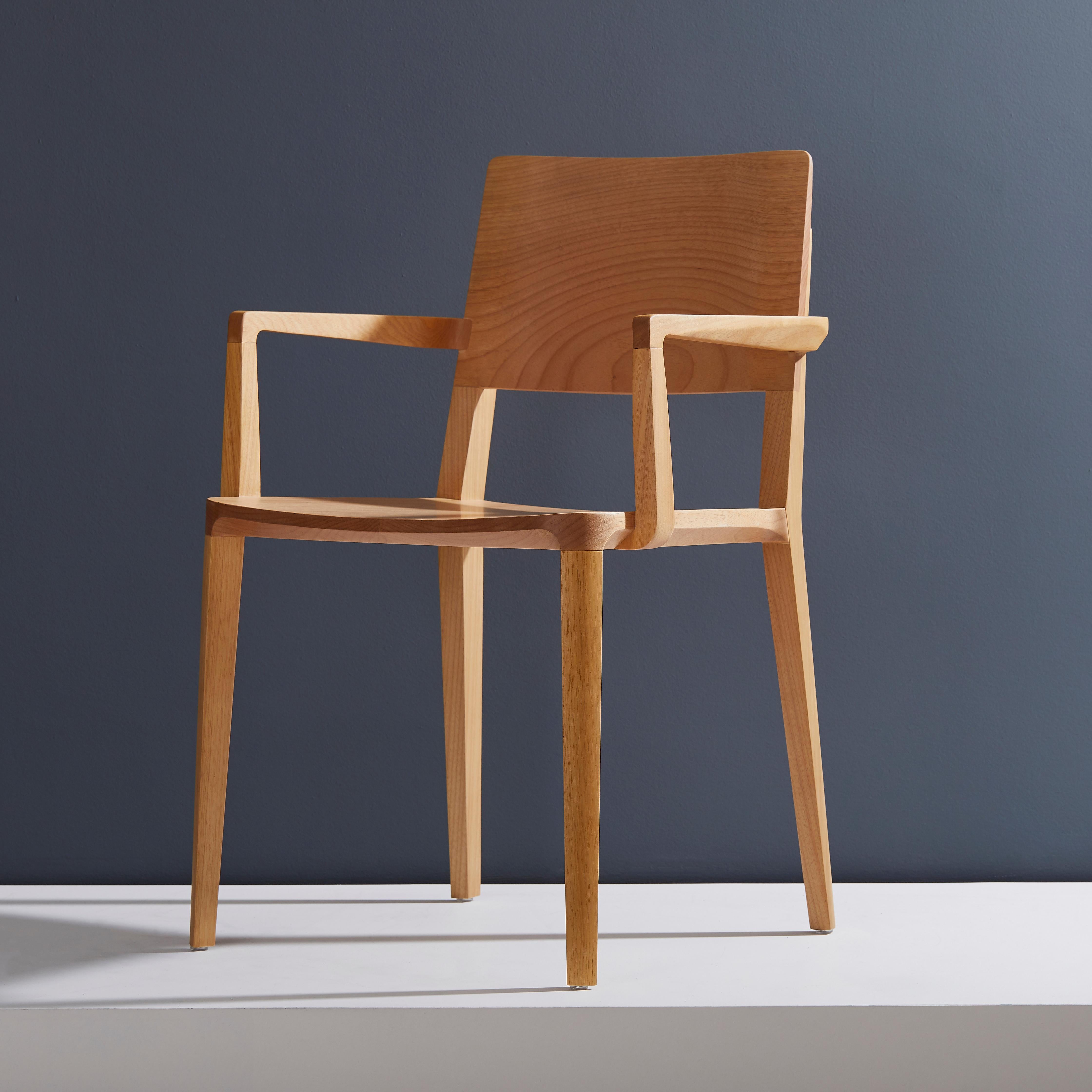 Stuhlkollektion Evo.

Unsere Evo-Kollektion basiert auf der harmonischen Verschmelzung von geometrischen Formen und der modernen Interpretation der Archetypen des Holzes. 

Alle Elemente, aus denen sich der Stuhl zusammensetzt, werden präzise