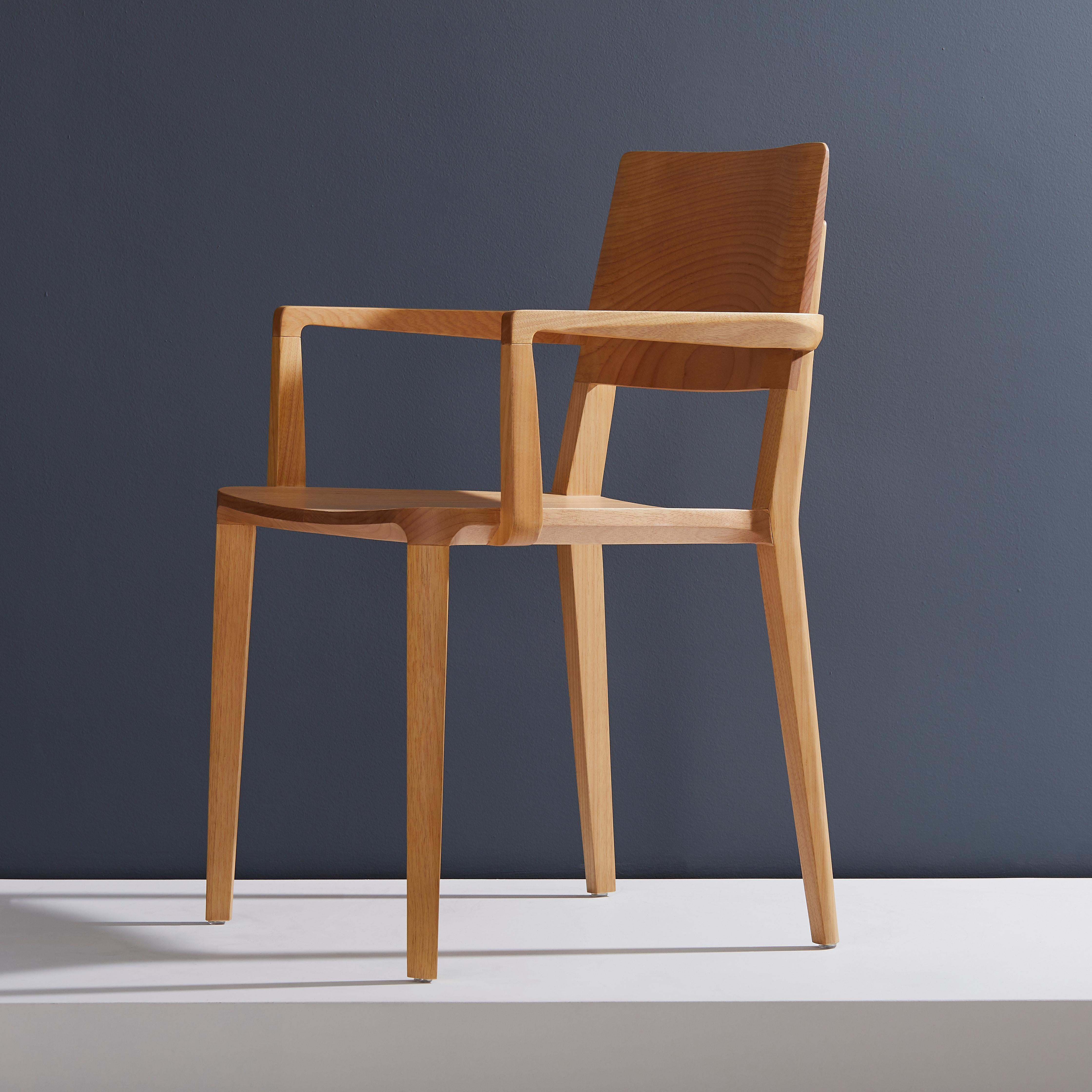 Minimalistischer moderner Stuhl aus natürlichem Massivholz mit Armlehnen (Moderne) im Angebot
