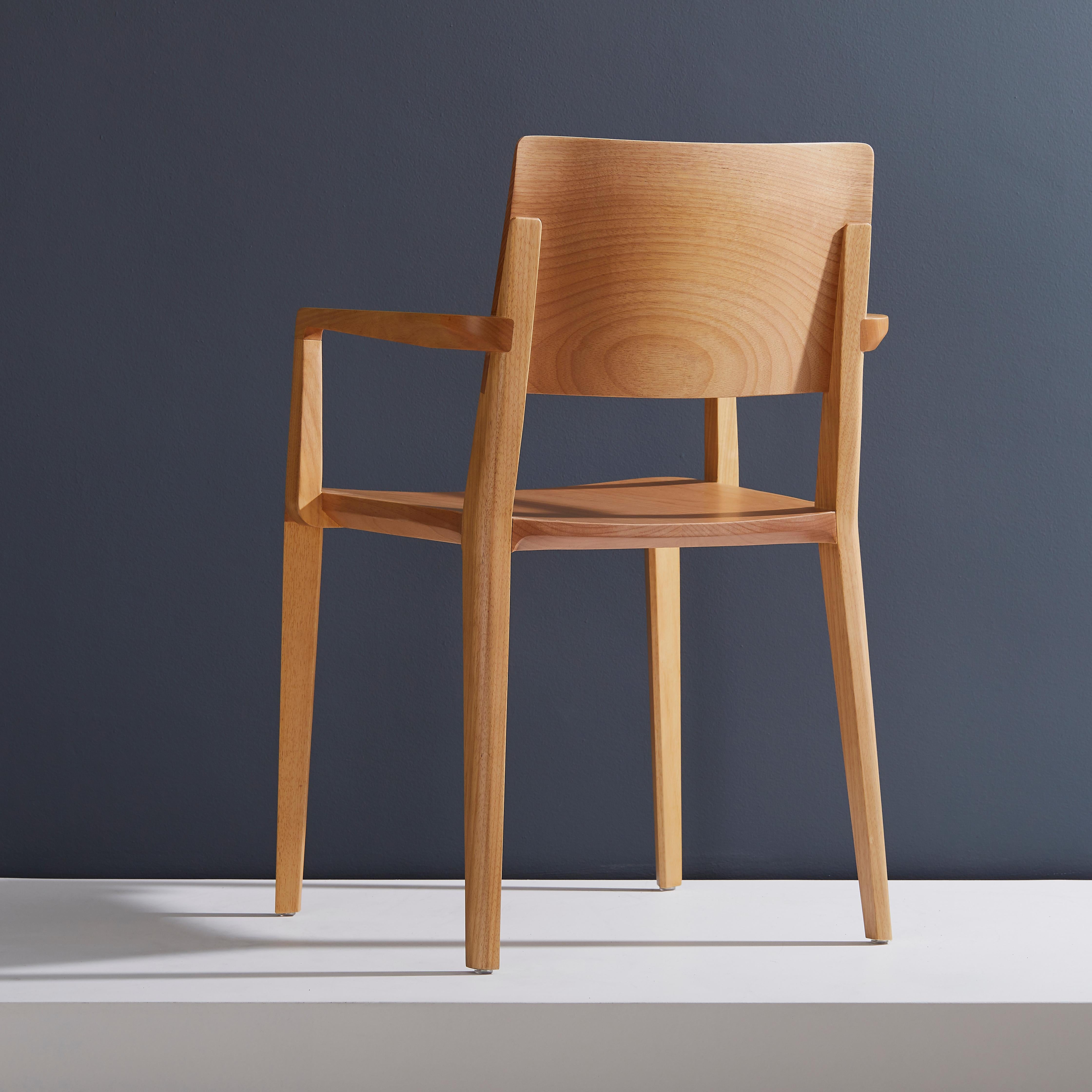 Minimalistischer moderner Stuhl aus natürlichem Massivholz mit Armlehnen (Brasilianisch) im Angebot