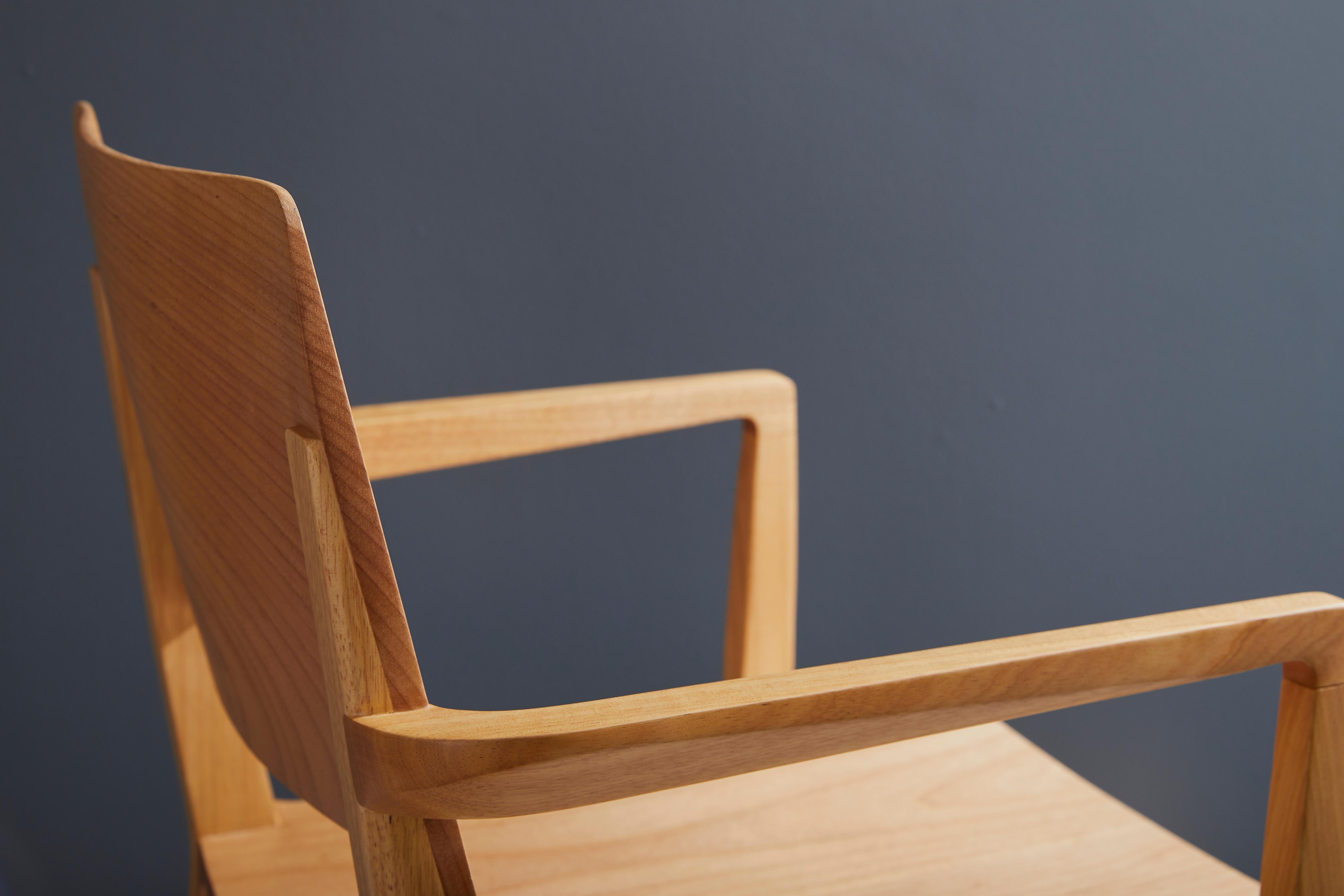 Minimalistischer moderner Stuhl aus natürlichem Massivholz mit Armlehnen im Angebot 2