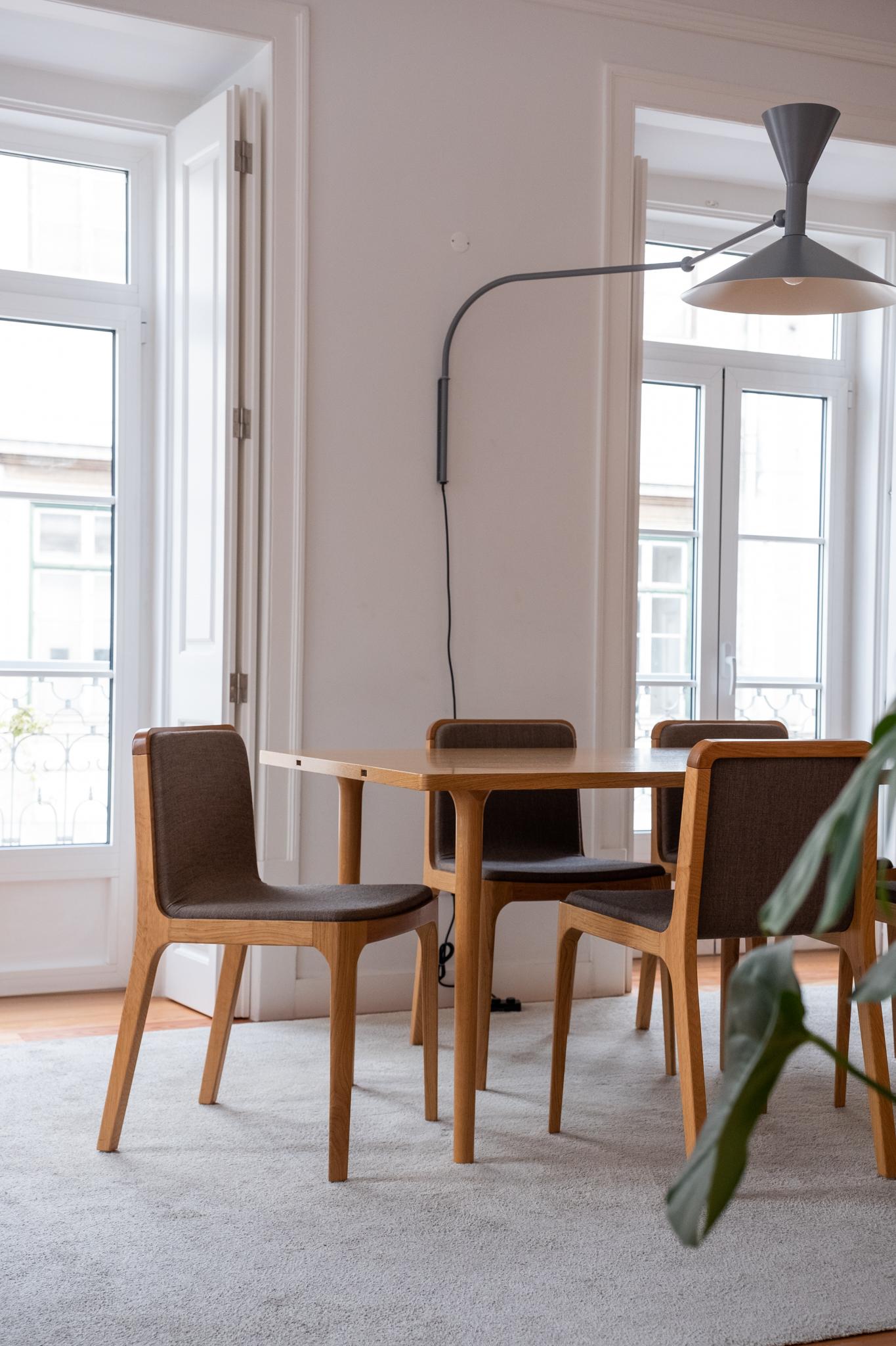 Chaise moderne minimaliste en bois de chêne rembourrée de tissu en vente 2