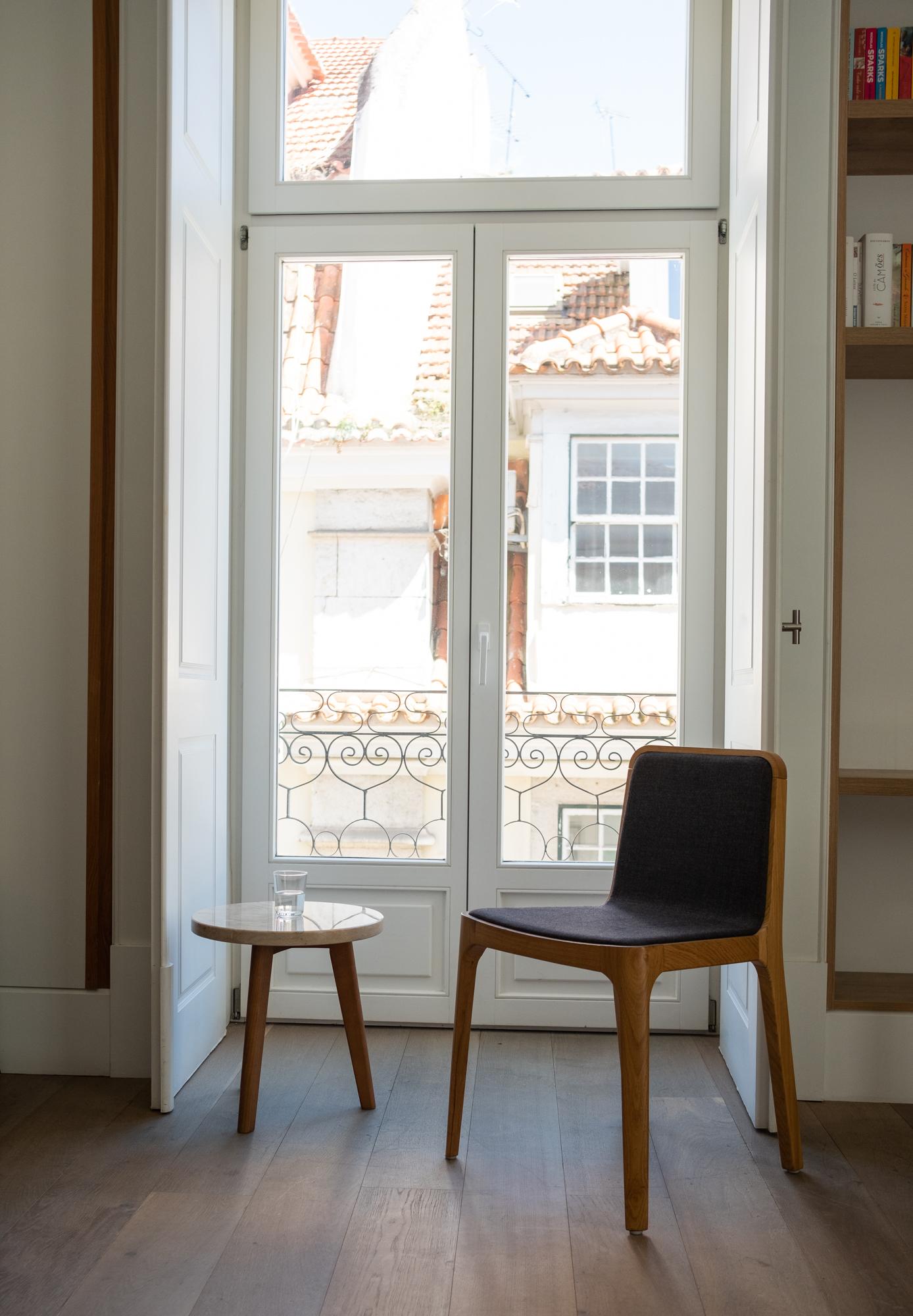 Tissu Chaise moderne minimaliste en bois de chêne rembourrée de tissu en vente