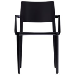 Sedia moderna minimalista in legno massiccio con finitura nera e braccioli