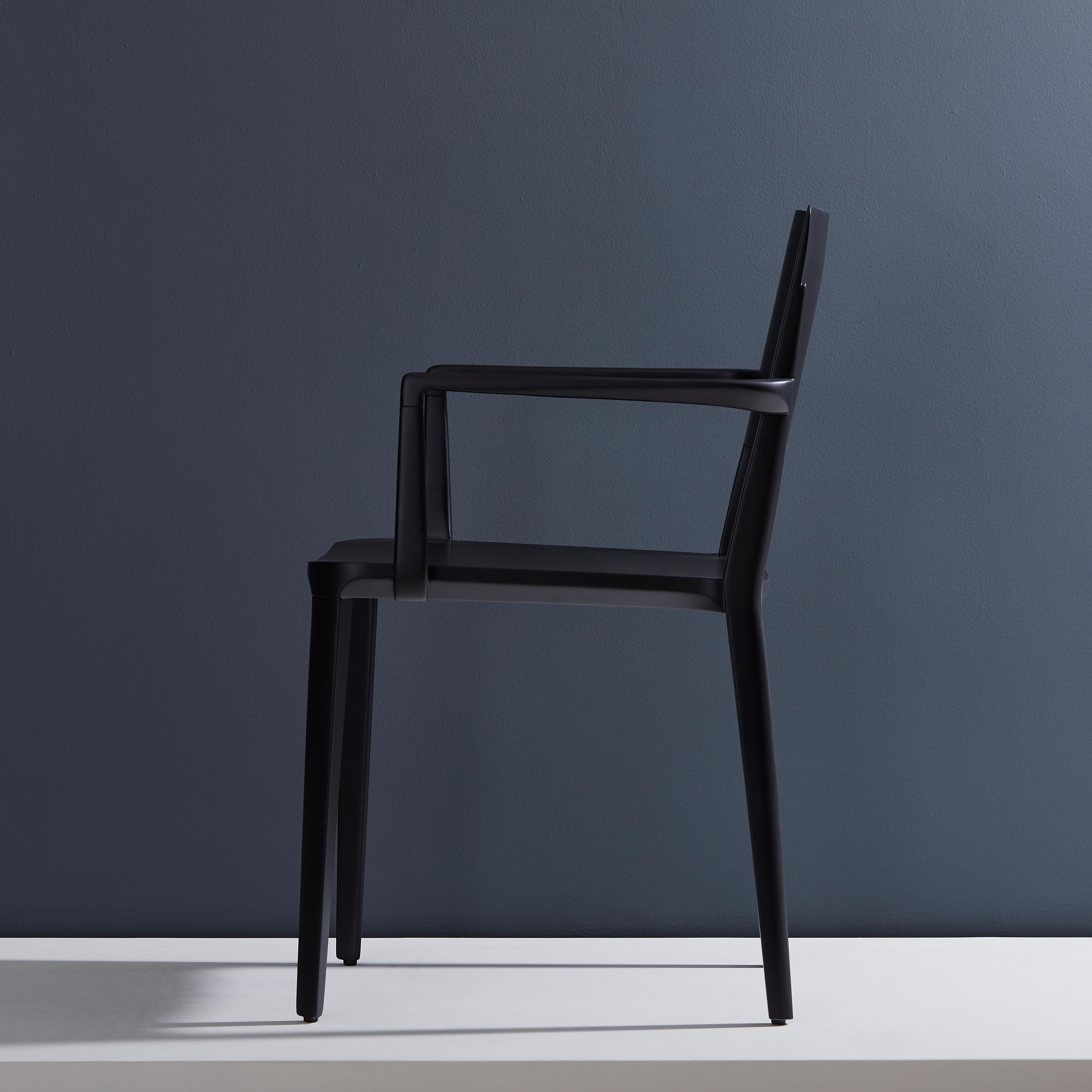 Minimalistischer moderner Stuhl aus Massivholz in schwarzer Oberfläche mit Armlehnen (Moderne) im Angebot
