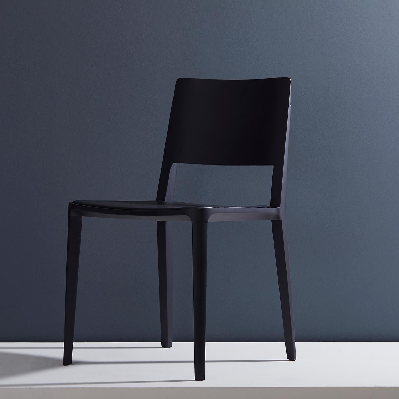 Evo Chair Collection.

Die Kollektion Evo basiert auf der harmonischen Verschmelzung von geometrischen Formen und der modernen Interpretation der Archetypen des Holzes. 

Alle Elemente, aus denen sich der Stuhl zusammensetzt, werden präzise