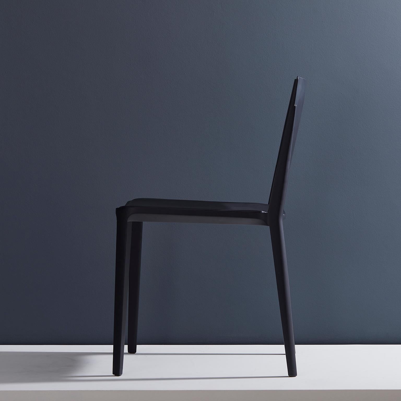 Minimalistischer moderner Stuhl aus Massivholz mit massiver schwarzer Massivholzoberfläche, Ledersitzmöbel (Moderne) im Angebot