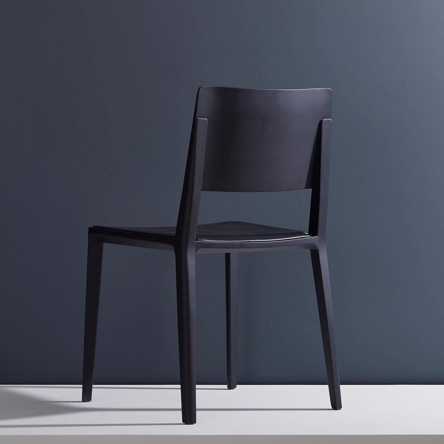 Brésilien Chaise moderne minimaliste en bois massif finition noire massive, assise en cuir en vente