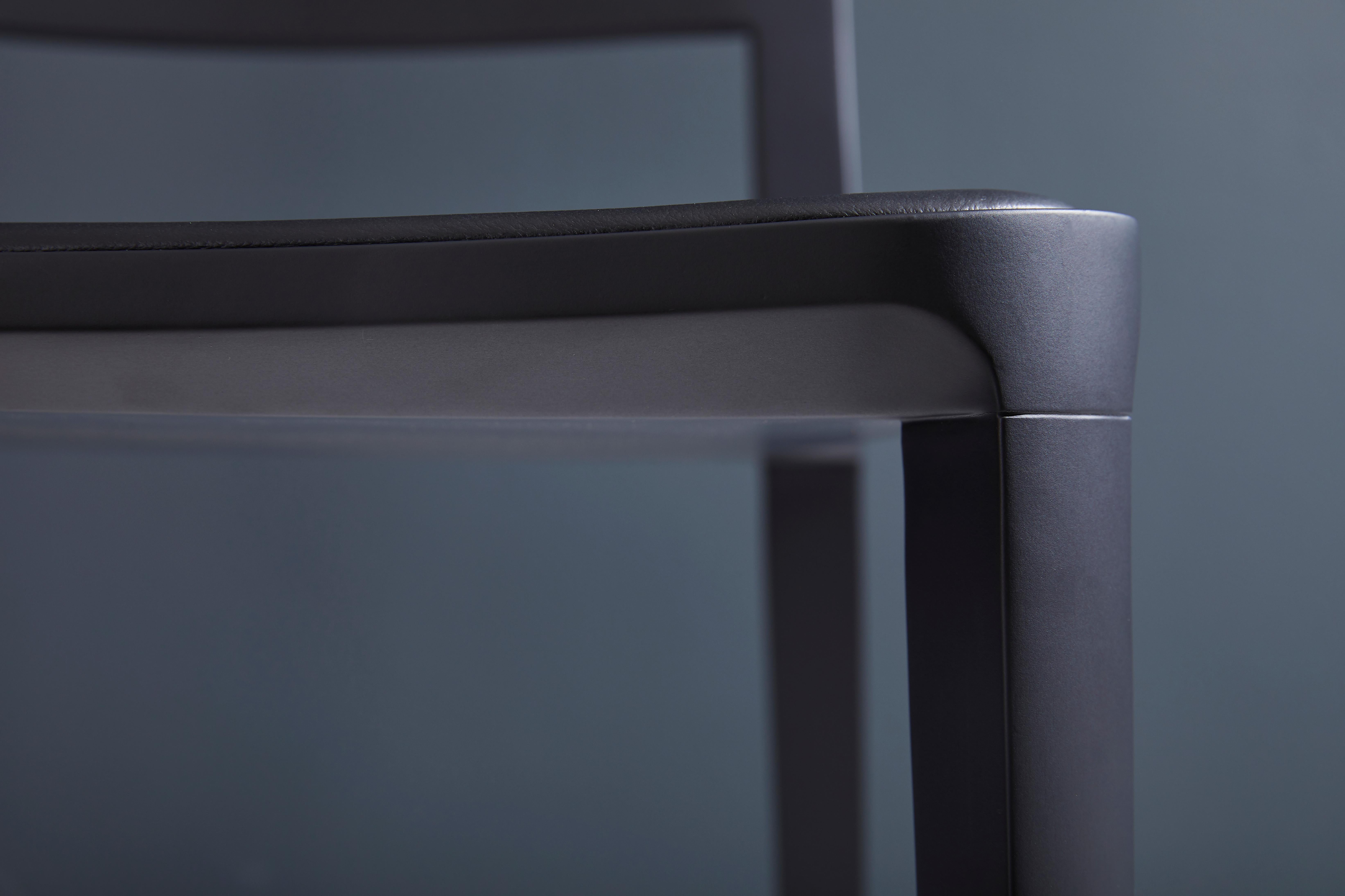 Minimalistischer moderner Stuhl aus Massivholz mit massiver schwarzer Massivholzoberfläche, Ledersitzmöbel im Zustand „Neu“ im Angebot in Vila Cordeiro, São Paulo
