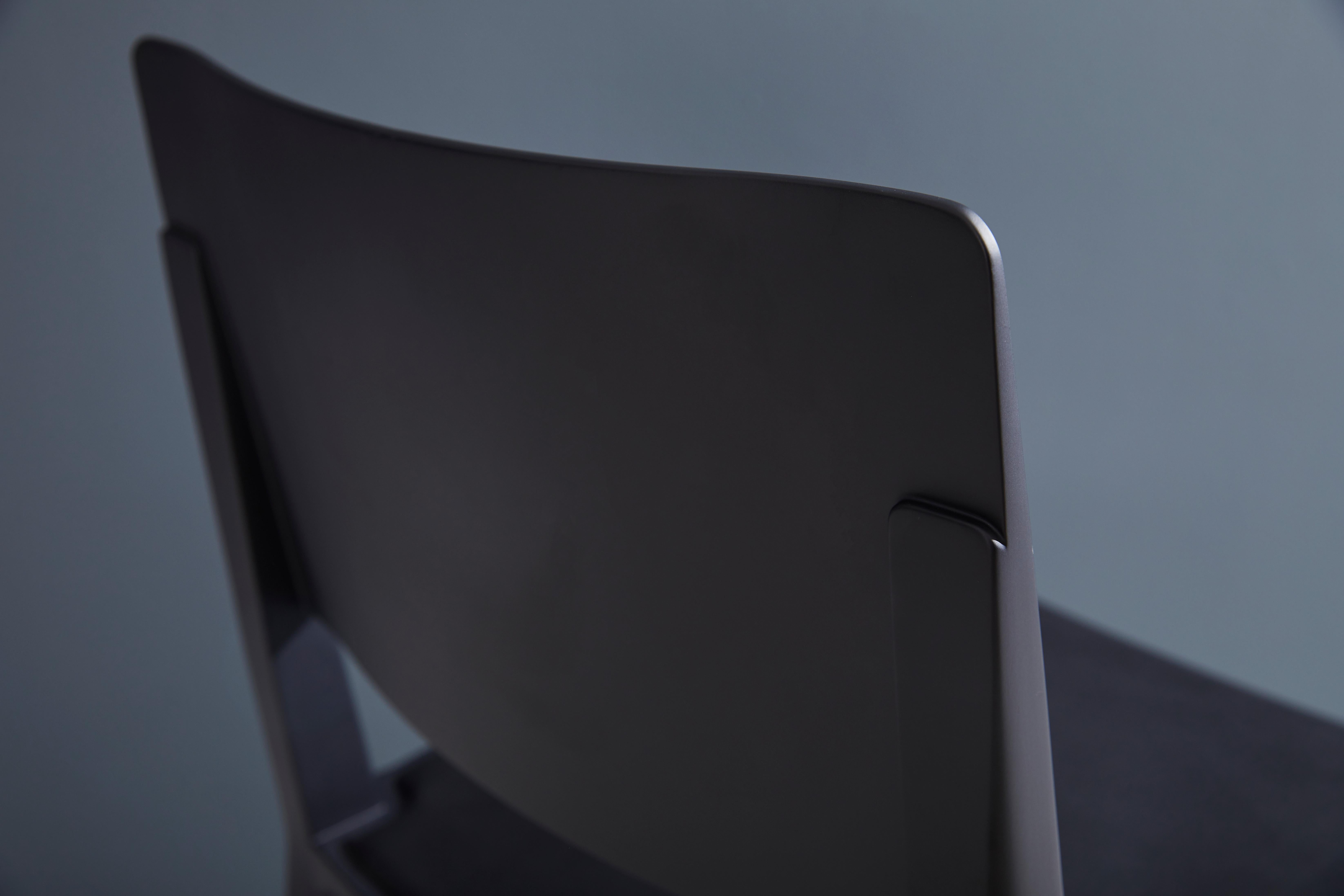 Minimalistischer moderner Stuhl aus Massivholz mit massiver schwarzer Massivholzoberfläche, Ledersitzmöbel im Angebot 1