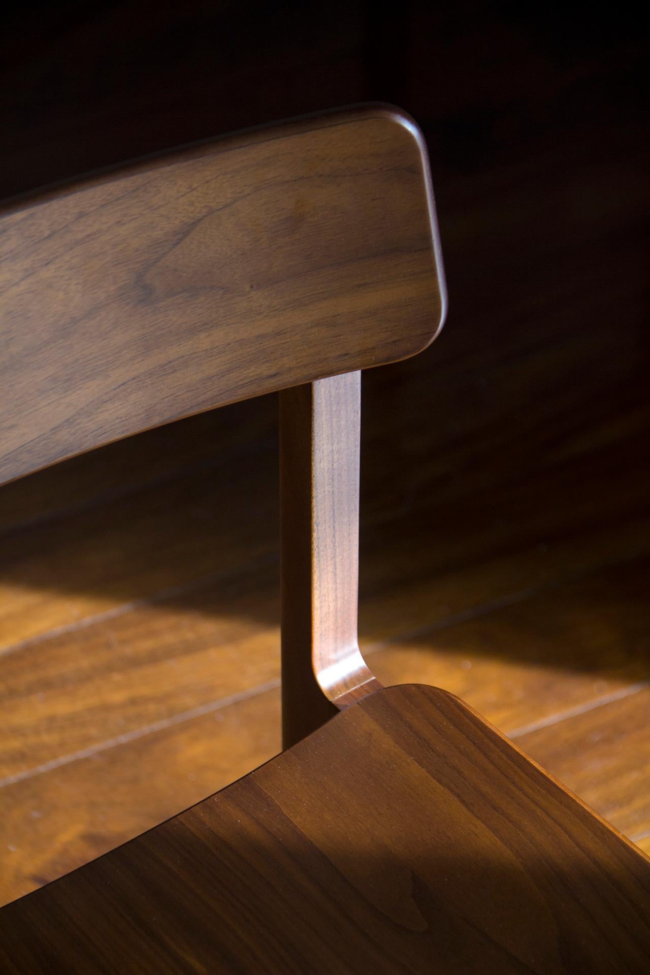 Sedia moderna minimalista con struttura in legno di noce in vendita 3