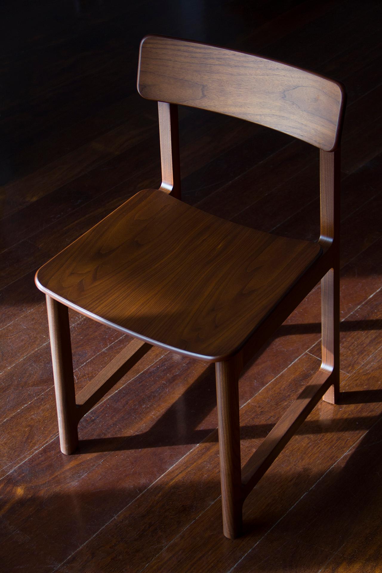 Sedia moderna minimalista con struttura in legno di noce in vendita 4