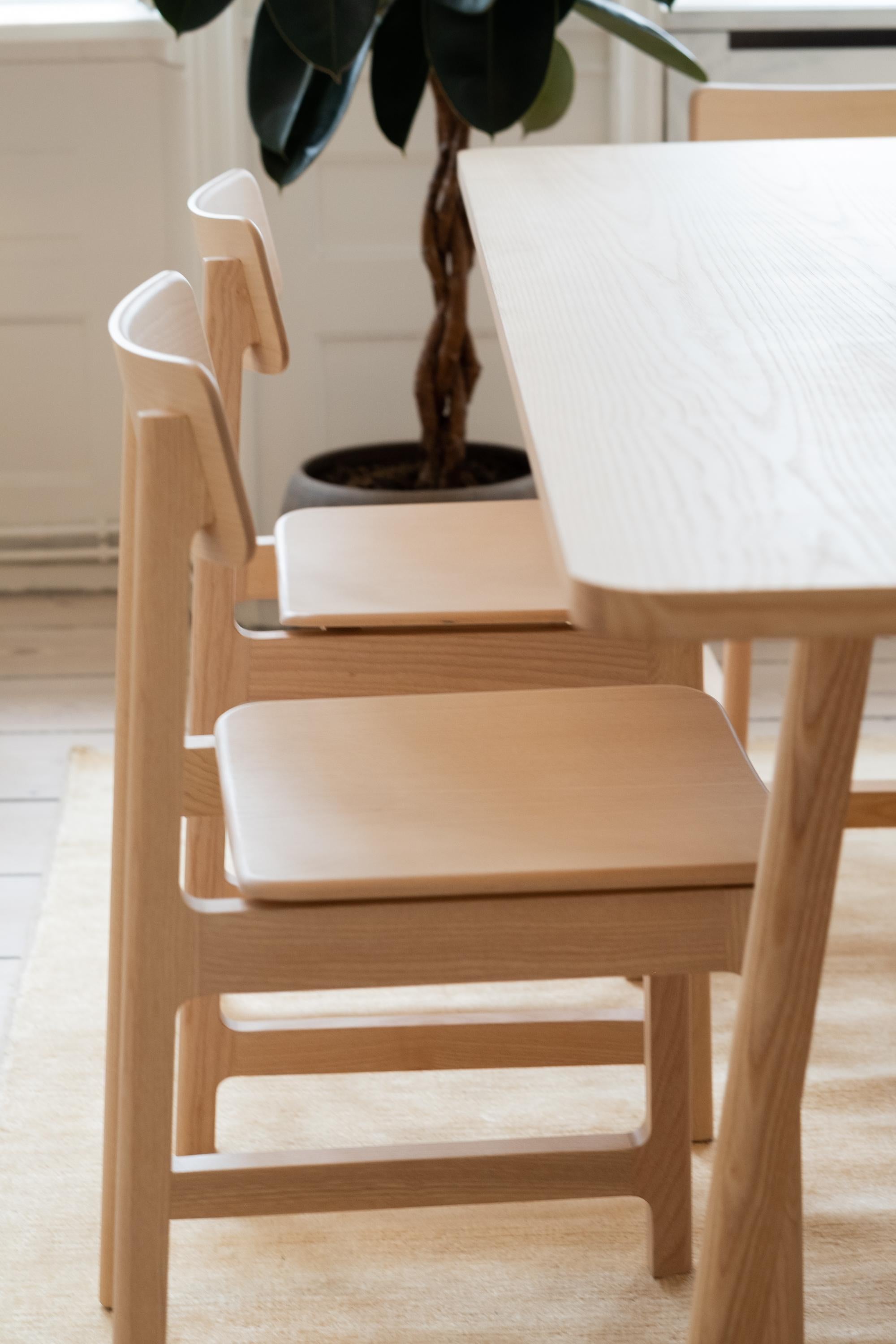 Portugais Collection de chaises modernes minimalistes avec cadre en bois de noyer en vente