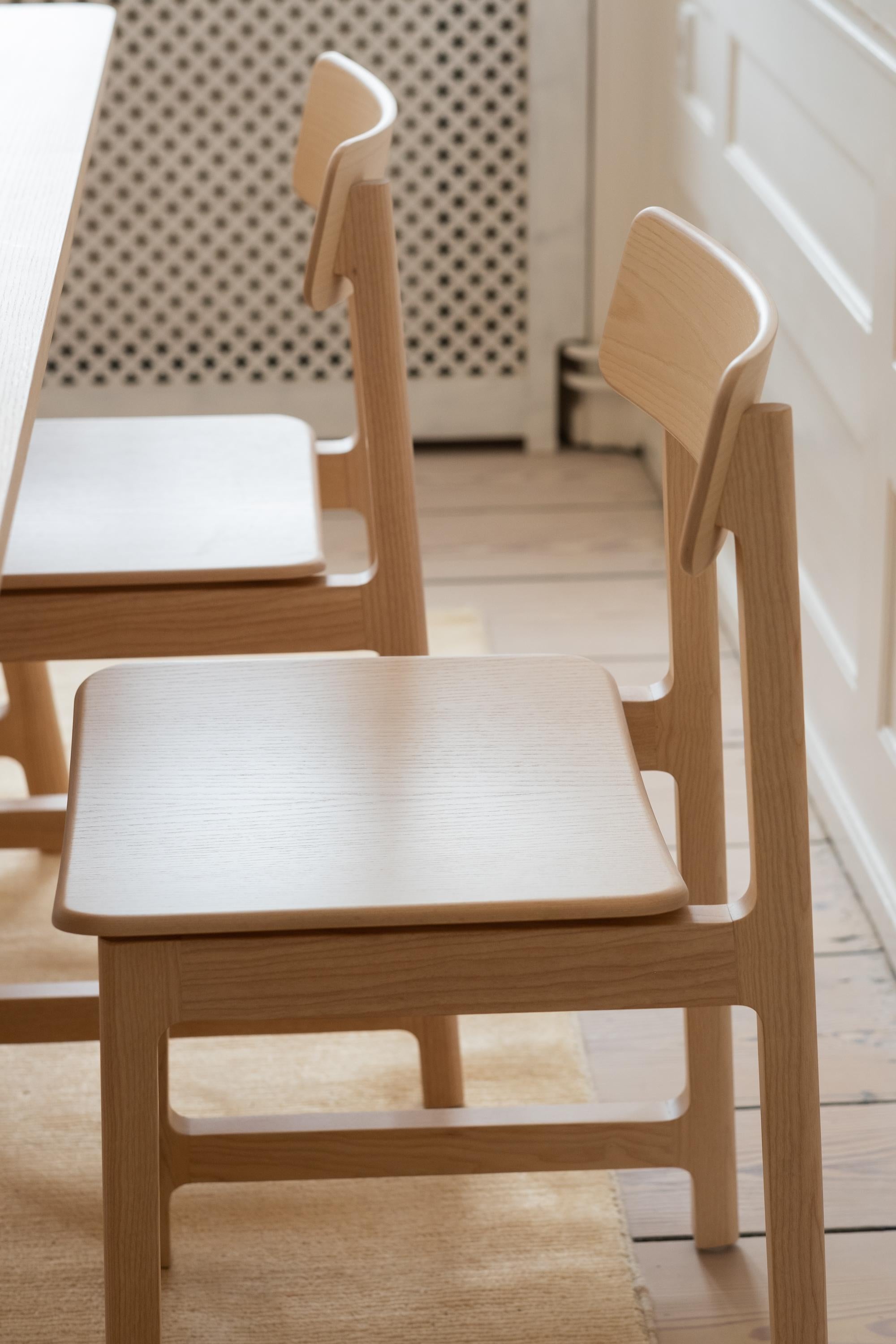Fait main Collection de chaises modernes minimalistes avec cadre en bois de noyer en vente