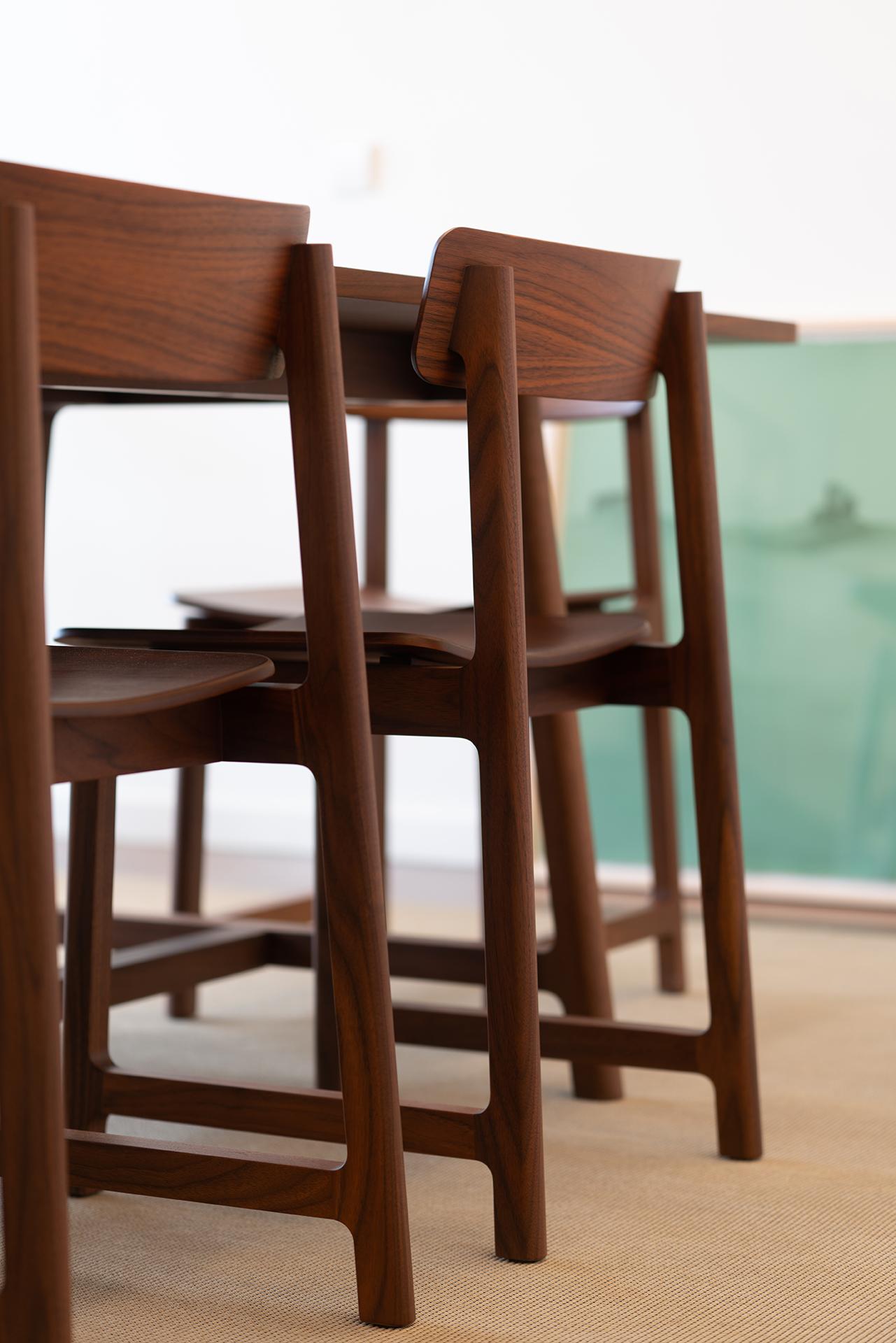 Sedia moderna minimalista con struttura in legno di noce in vendita 1
