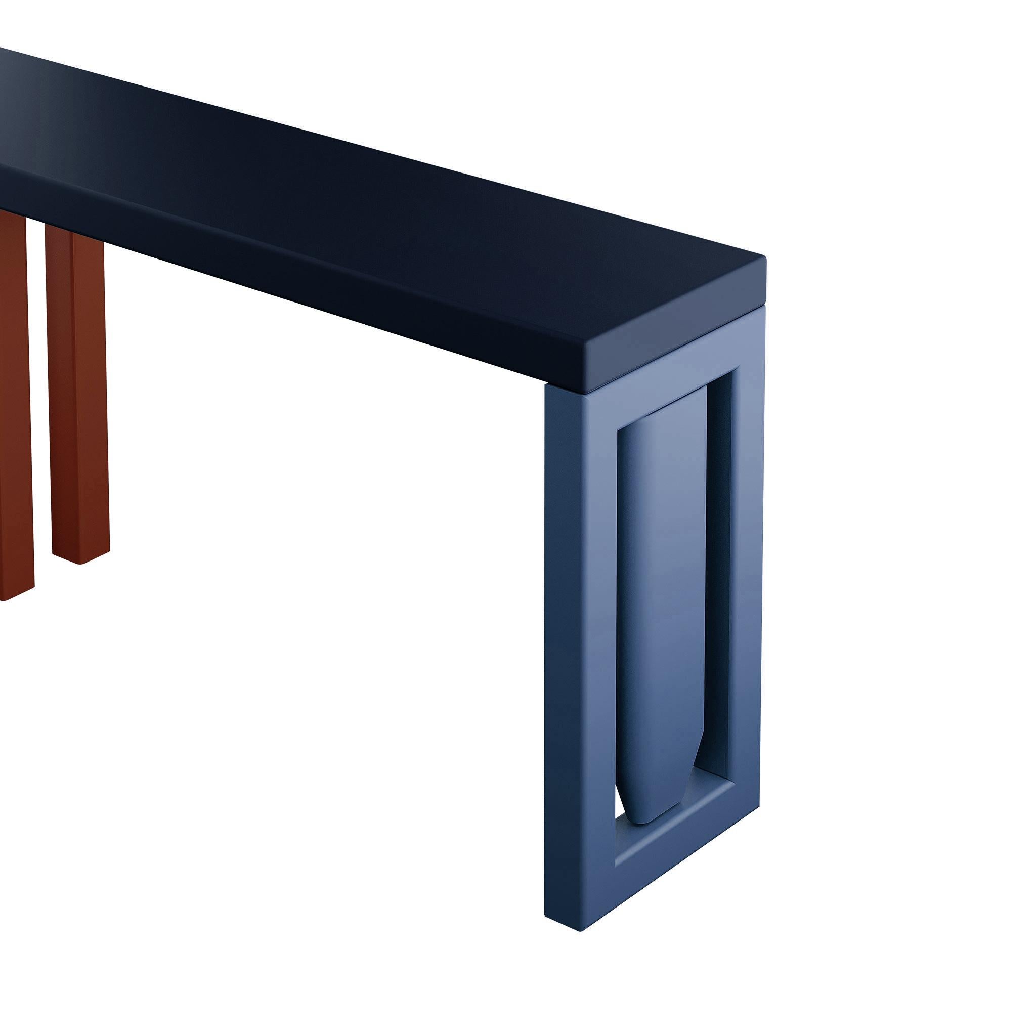 Minimalistischer moderner Konsolentisch mit drei Beinen aus Holz in Blau und Rot mit mattem Lack (Europäisch) im Angebot