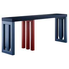 Minimalistischer moderner Konsolentisch mit drei Beinen aus Holz in Blau und Rot mit mattem Lack