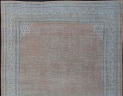 Persischer Täbris-Teppich im minimalistischen Design mit weichem orangefarbenem Hintergrund, Silber und Blau