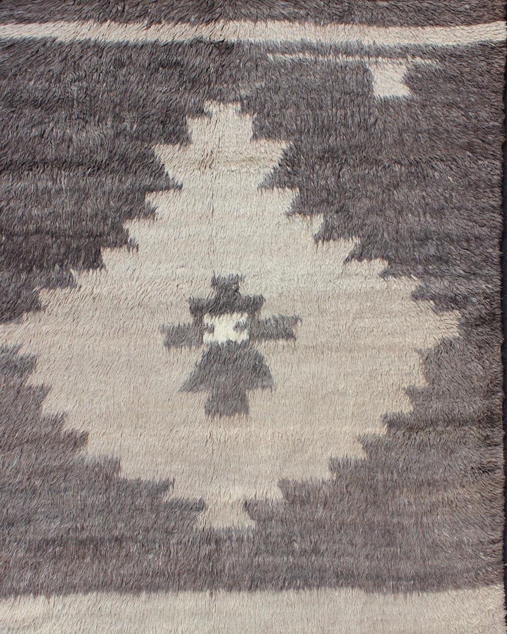 Angora Tulu vintage Turkish rug in Minimalist design and modern design with multi-layered medallion, rug EN-112292, country of origin / type: Turkey / Tulu, circa mid-20th century, Angora Tulu, vintage Tulu, vintage Moroccan.

Keivan Woven
