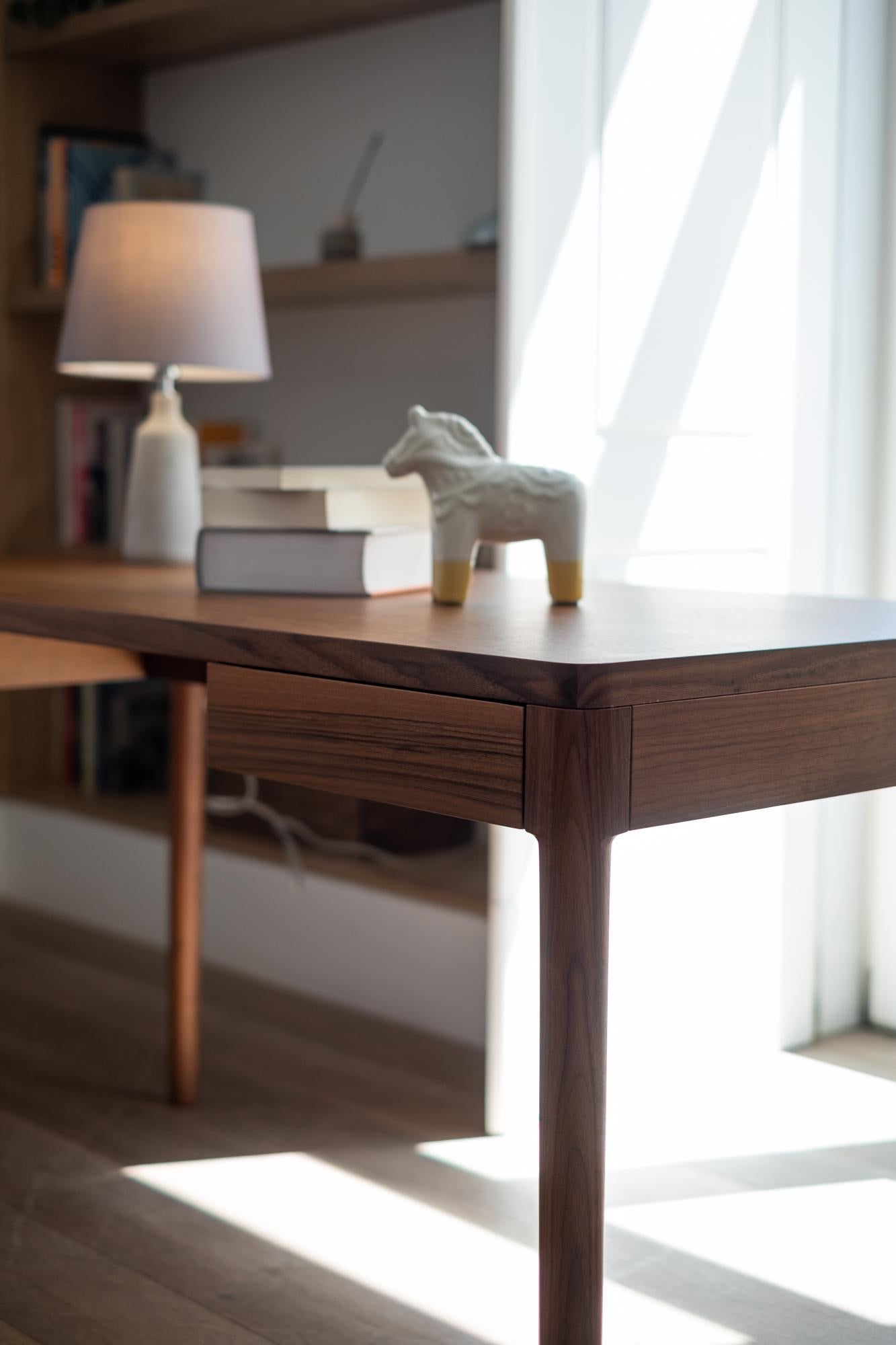 Minimalistischer moderner Schreibtisch aus Nussbaumholz für Haus oder Büro (Europäisch) im Angebot