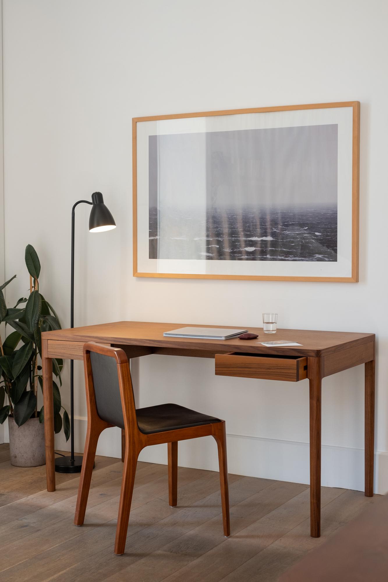 Un bureau élégant pour la maison ou le bureau. L'aspect épuré est obtenu en utilisant les tiroirs presque cachés, et comme une partie de la structure du bureau, ainsi que le rangement des câbles sous le plateau. Le bureau avant est disponible en