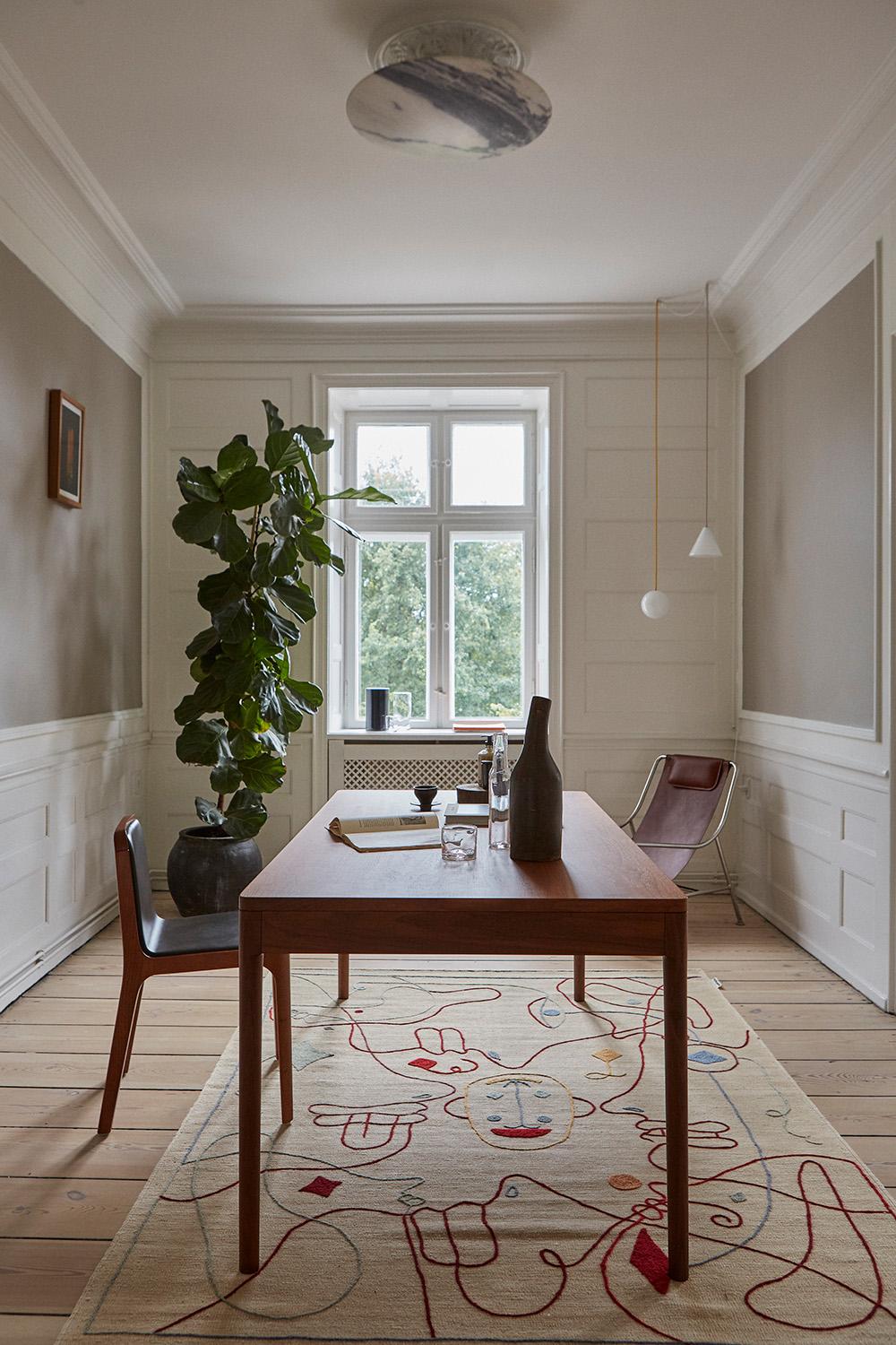 minimalist desk