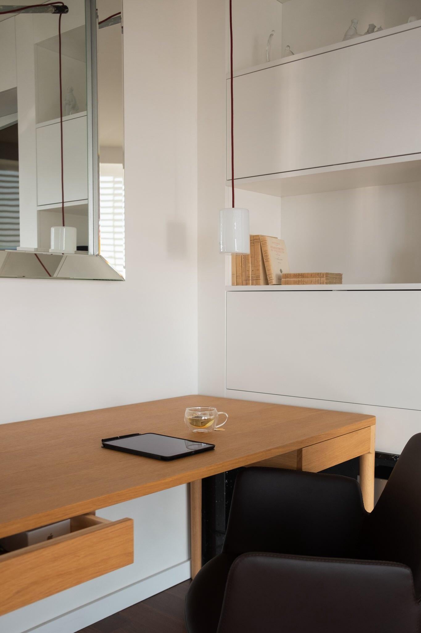 Minimalist Modern Desk in Oak For Sale 3