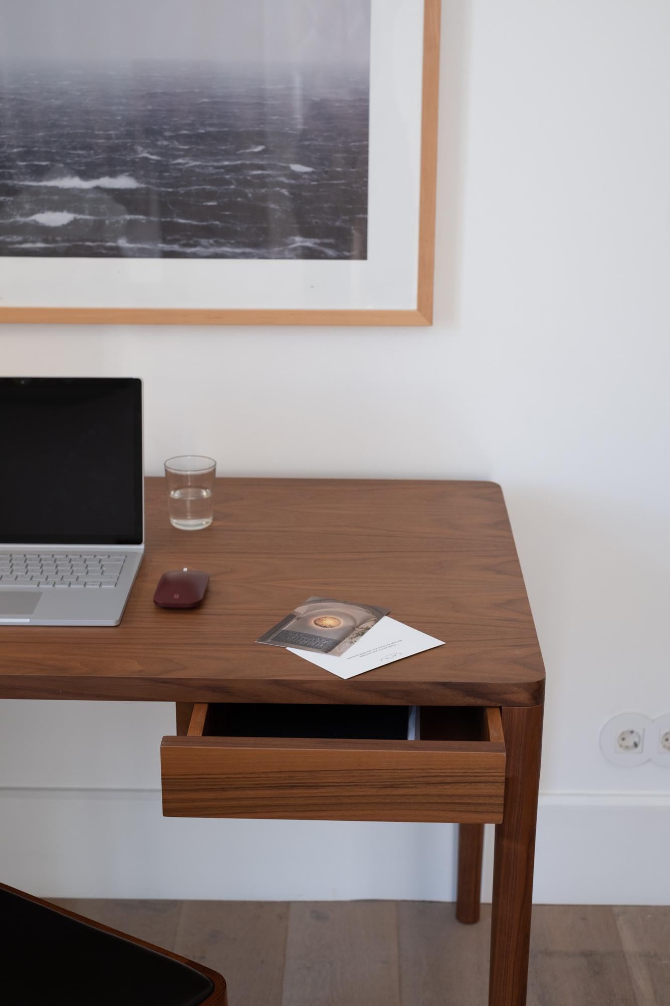 Legno Scrivania moderna minimalista in noce per la casa o l'ufficio in vendita