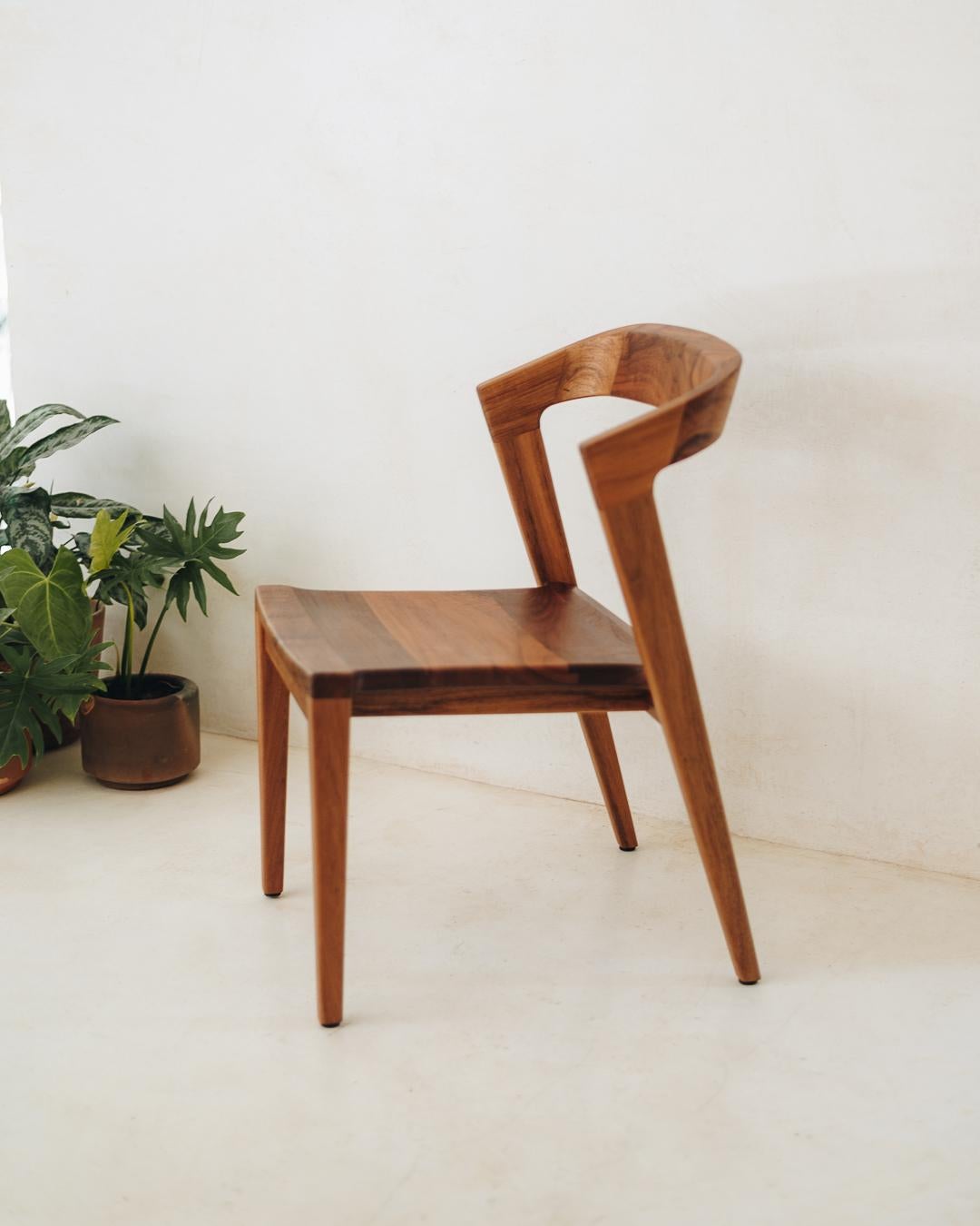 La chaise Tamay allie personnalité et subtilité, grâce à des lignes simples et des proportions harmonieuses, qui soulignent la beauté naturelle du bois tropical massif, originaire du sud-est du Mexique. Produit en mettant l'accent sur les