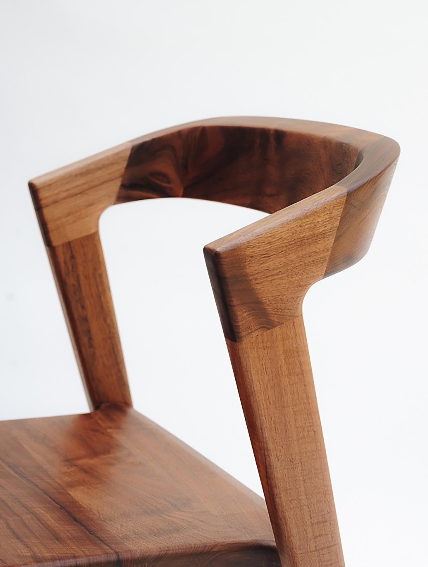 XXIe siècle et contemporain Chaise de salle à manger moderne et minimaliste en bois dur mexicain en vente