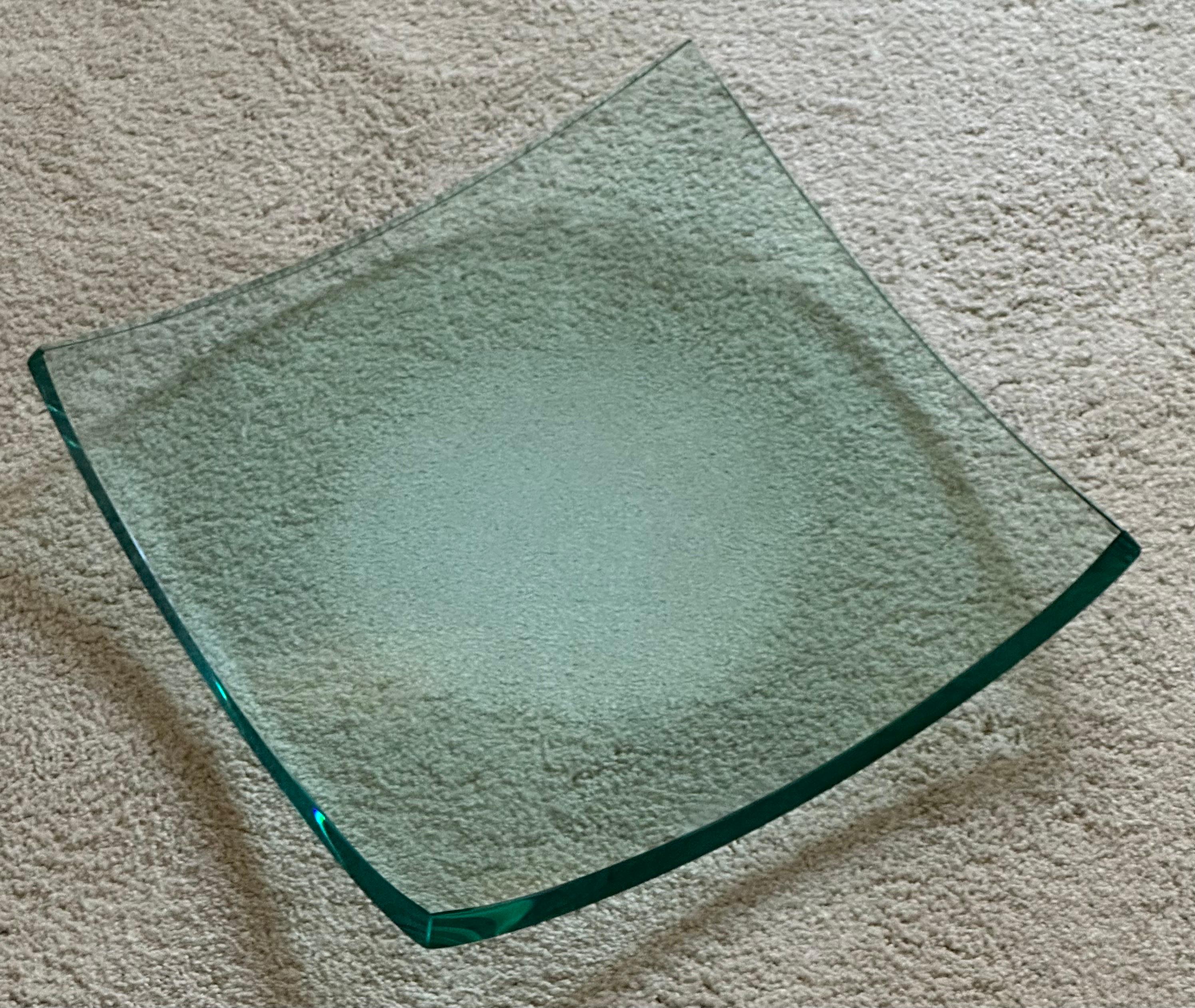 Minimalistische moderne italienische Schale aus poliertem Glas im Stil von Salvatore Polizzi (Glaskunst) im Angebot