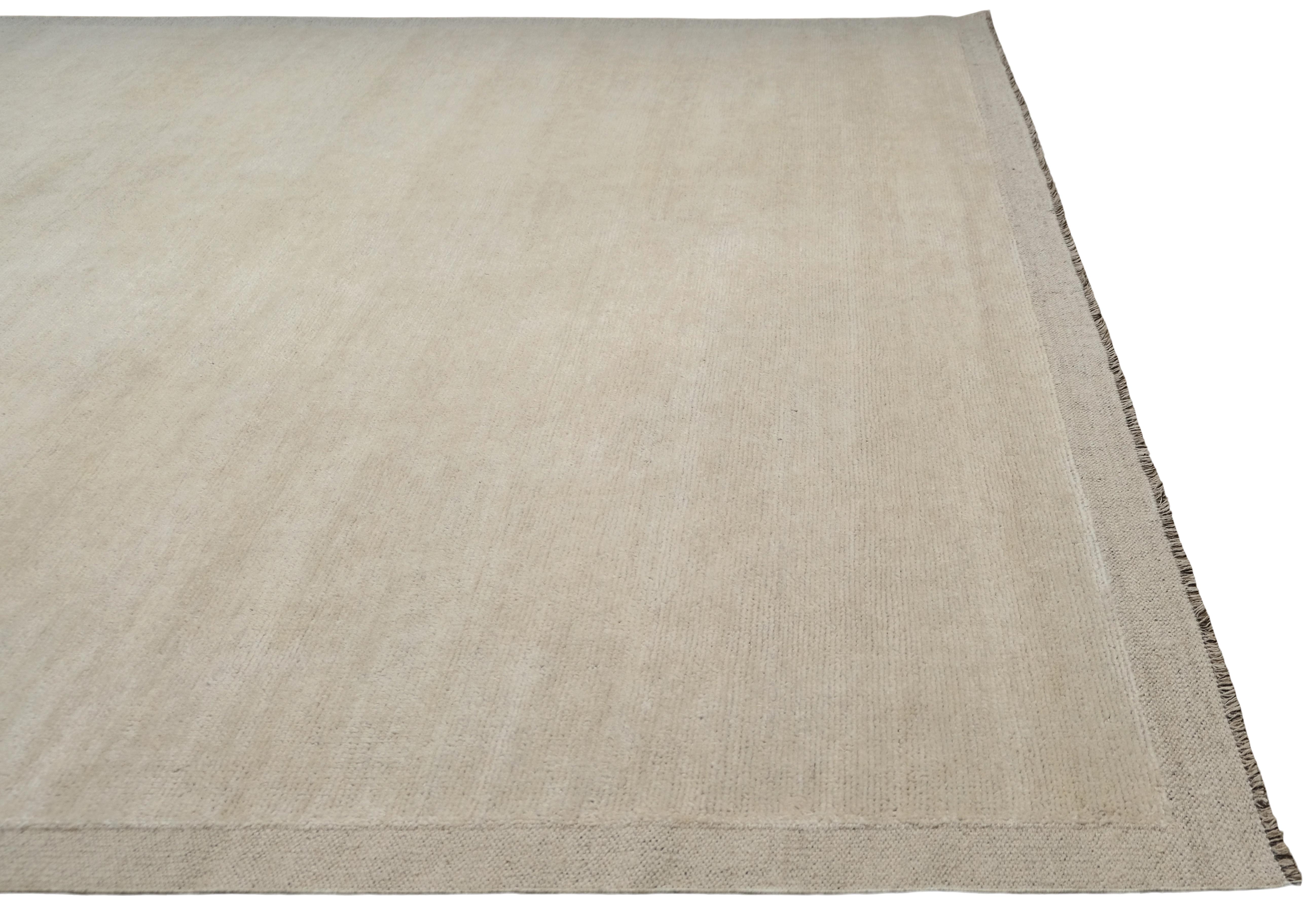 Minimalistischer moderner elfenbeinfarbener handgeknüpfter Wollteppich 11'x11'6'' (Asiatisch) im Angebot