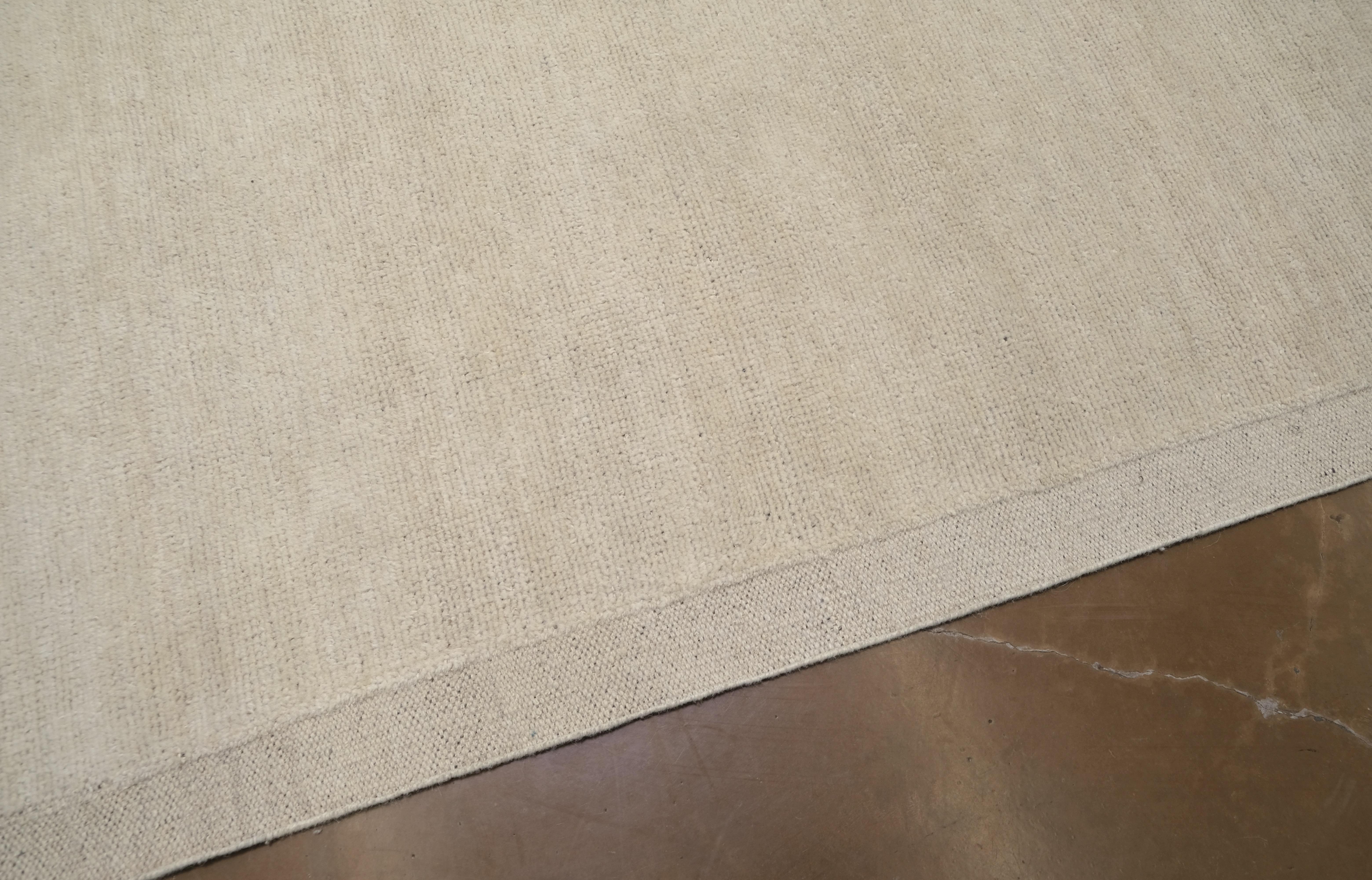 Minimalistischer moderner elfenbeinfarbener handgeknüpfter Wollteppich 11'x11'6'' im Angebot 1