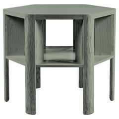 Grande table de bibliothèque laquée moderne et minimaliste montrée à Lichen sur chêne