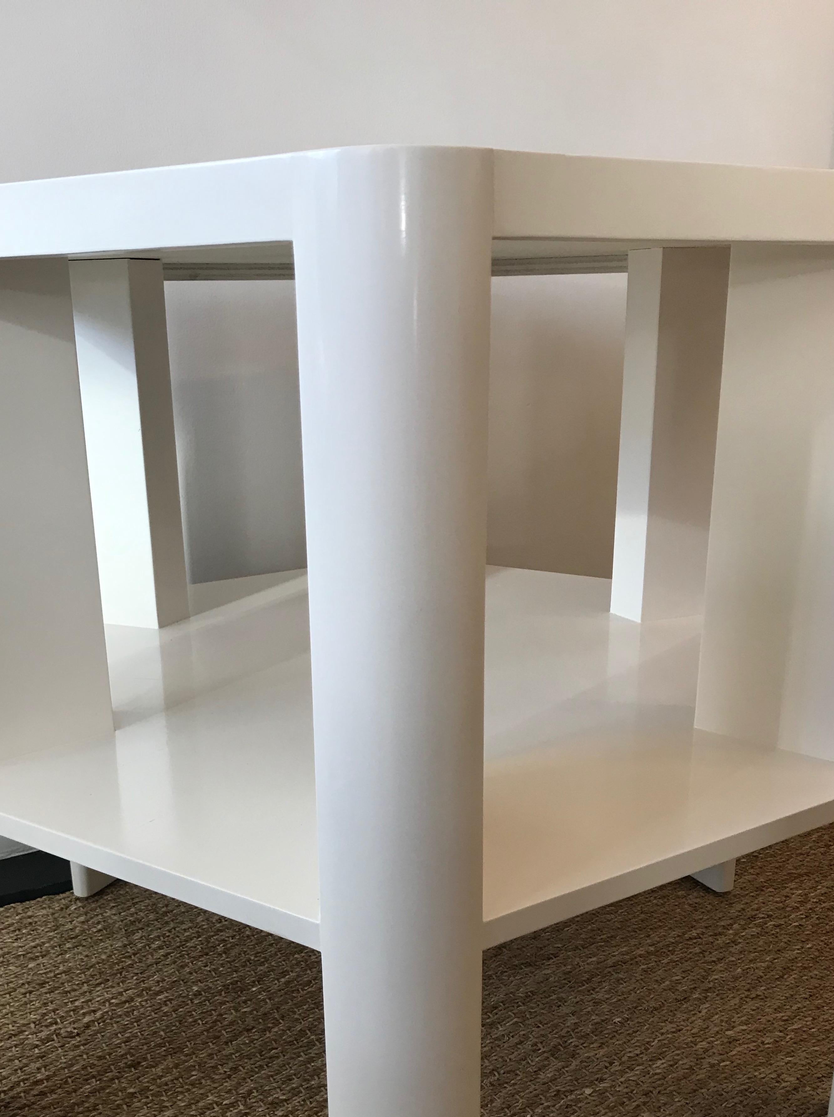 Moderne Table de bibliothèque laquée moderne et minimaliste de Martin and Brockett, montrée en blanc en vente