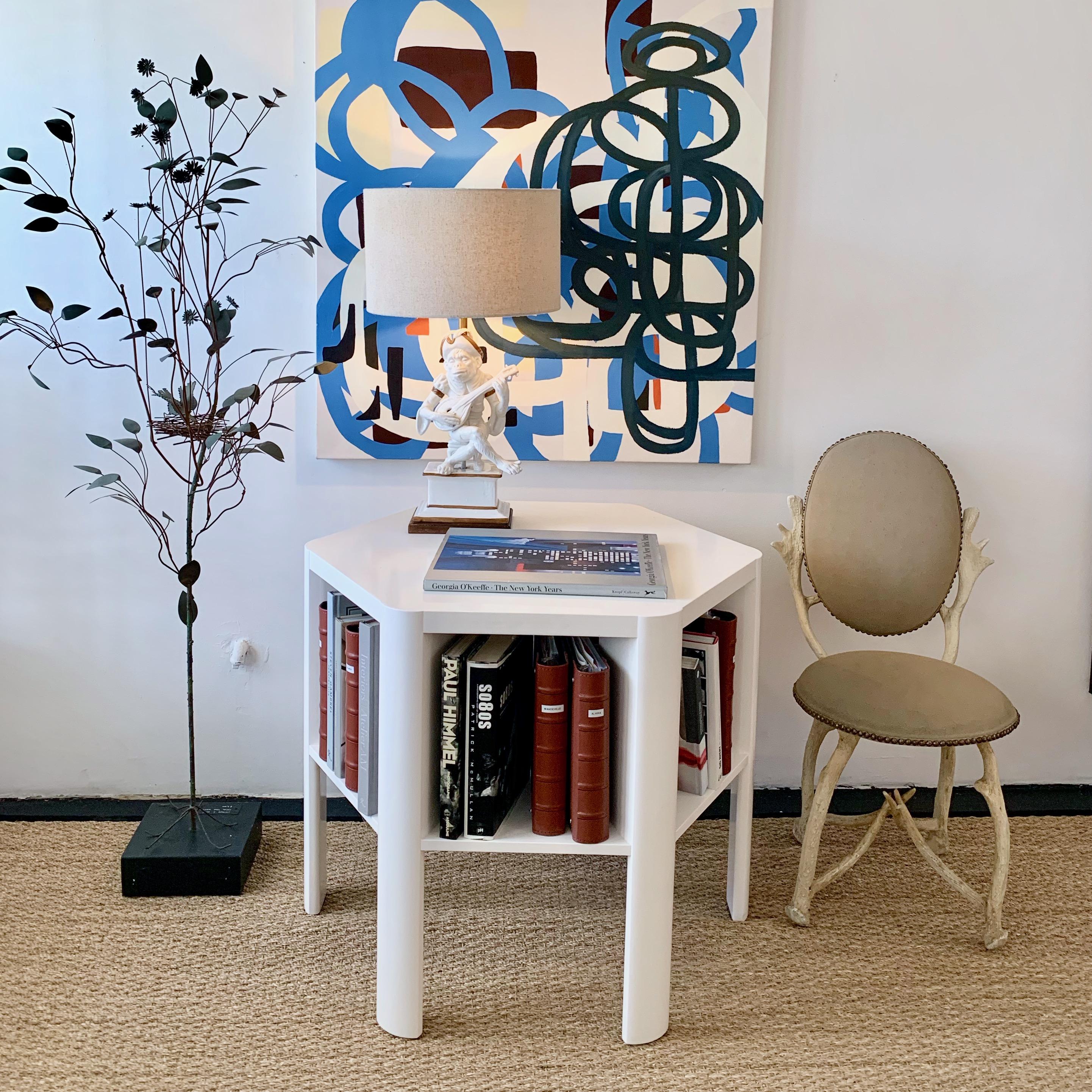 Peinture Table de bibliothèque laquée moderne et minimaliste de Martin and Brockett, montrée en blanc en vente