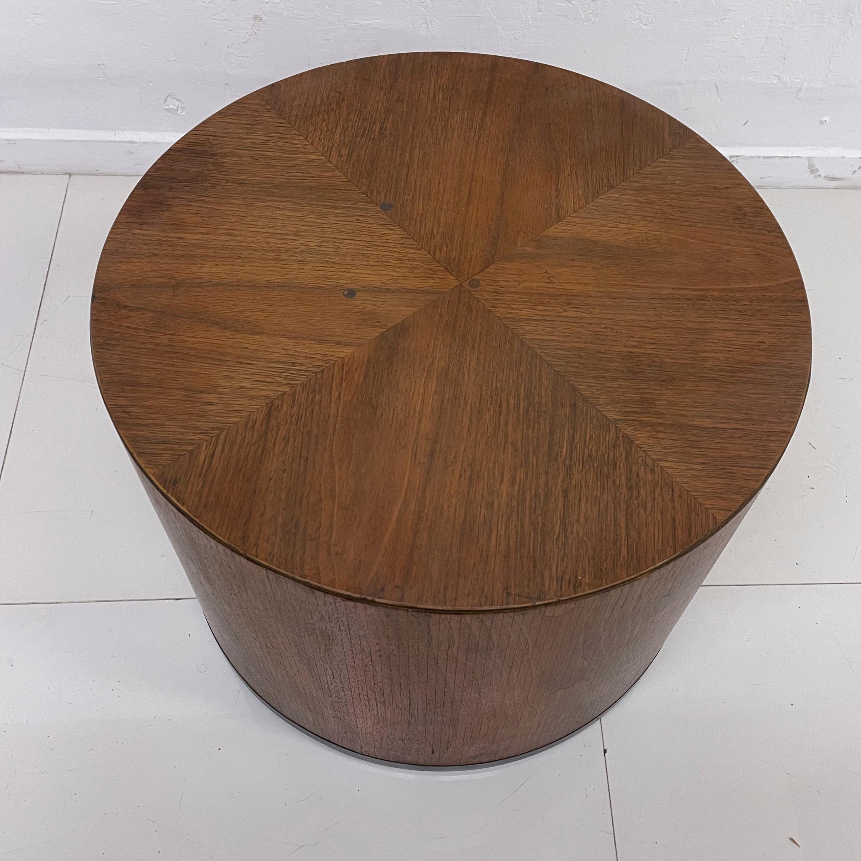 Minimalist modern lane round drum side table in walnut wood midcentury, 1960s, USA
Stamped by Maker LANE Altavista Virginia
Dimensions: 20 in diameter x 15.25 tall
Original unrestored midcentury vintage condition please see images.
Delivery to