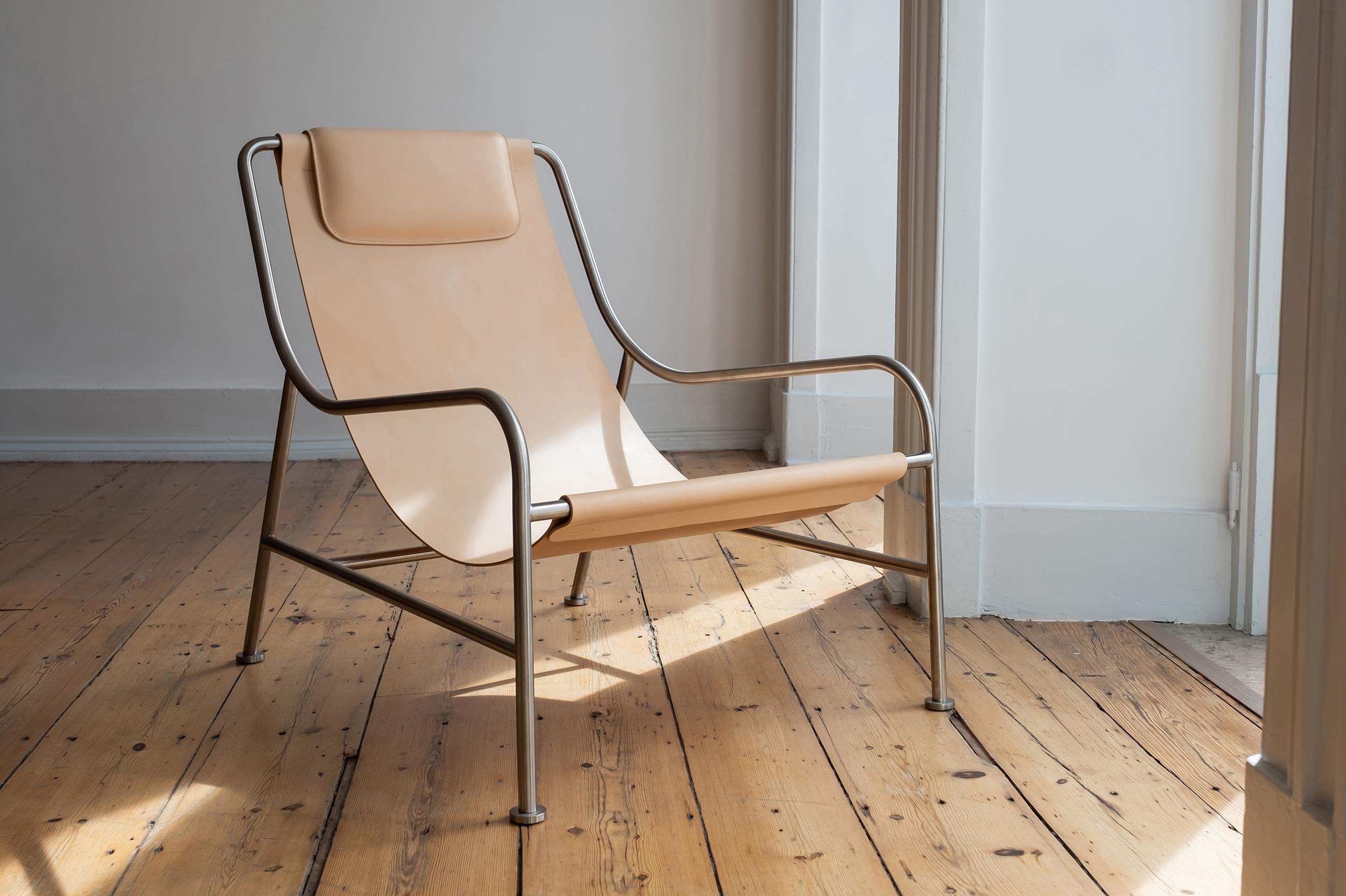 Moderne Fauteuil de salon moderne minimaliste en cuir naturel et acier inoxydable poli en vente