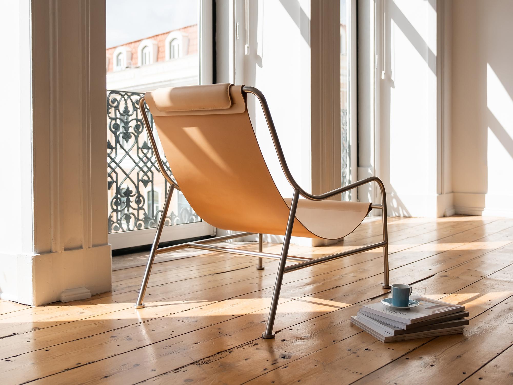 Portugais Fauteuil de salon moderne minimaliste en cuir naturel et acier inoxydable poli en vente