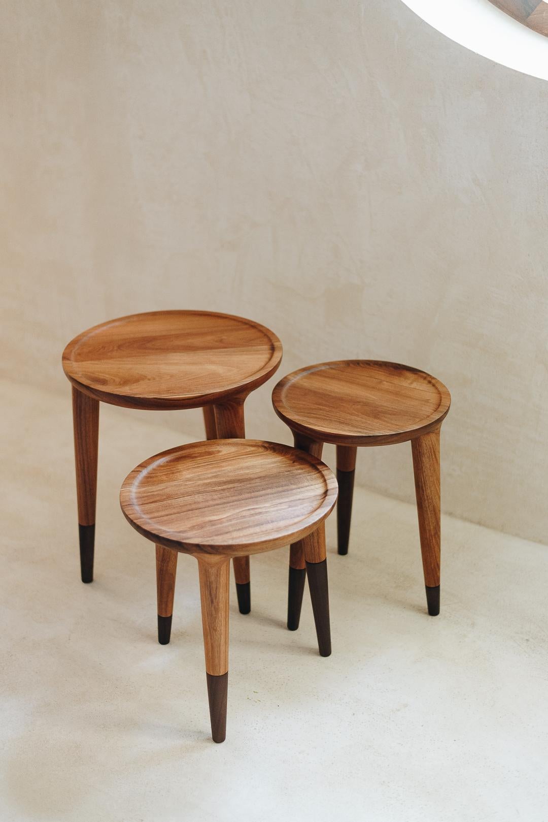Mesa auxiliar redonda de maderas tropicales, diseño de Ania Wolowska Carpintería en venta