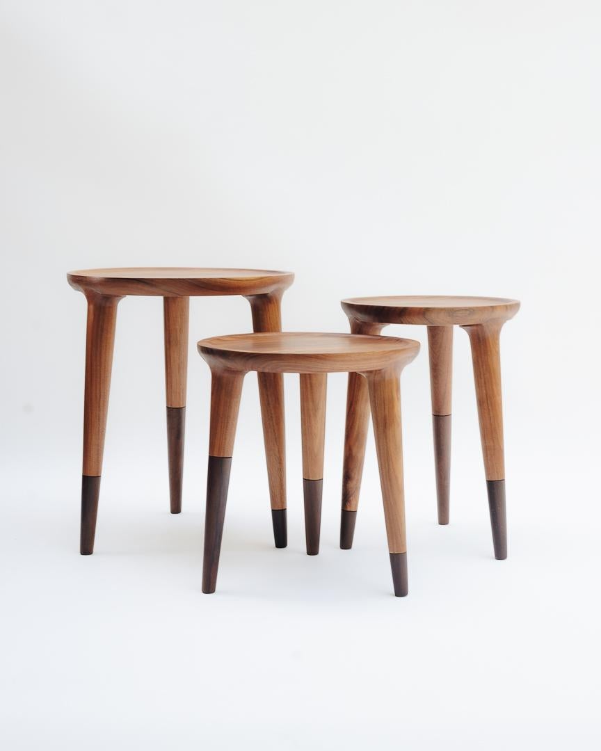 Mesa auxiliar redonda de maderas tropicales, diseño de Ania Wolowska Siglo XXI y contemporáneo en venta