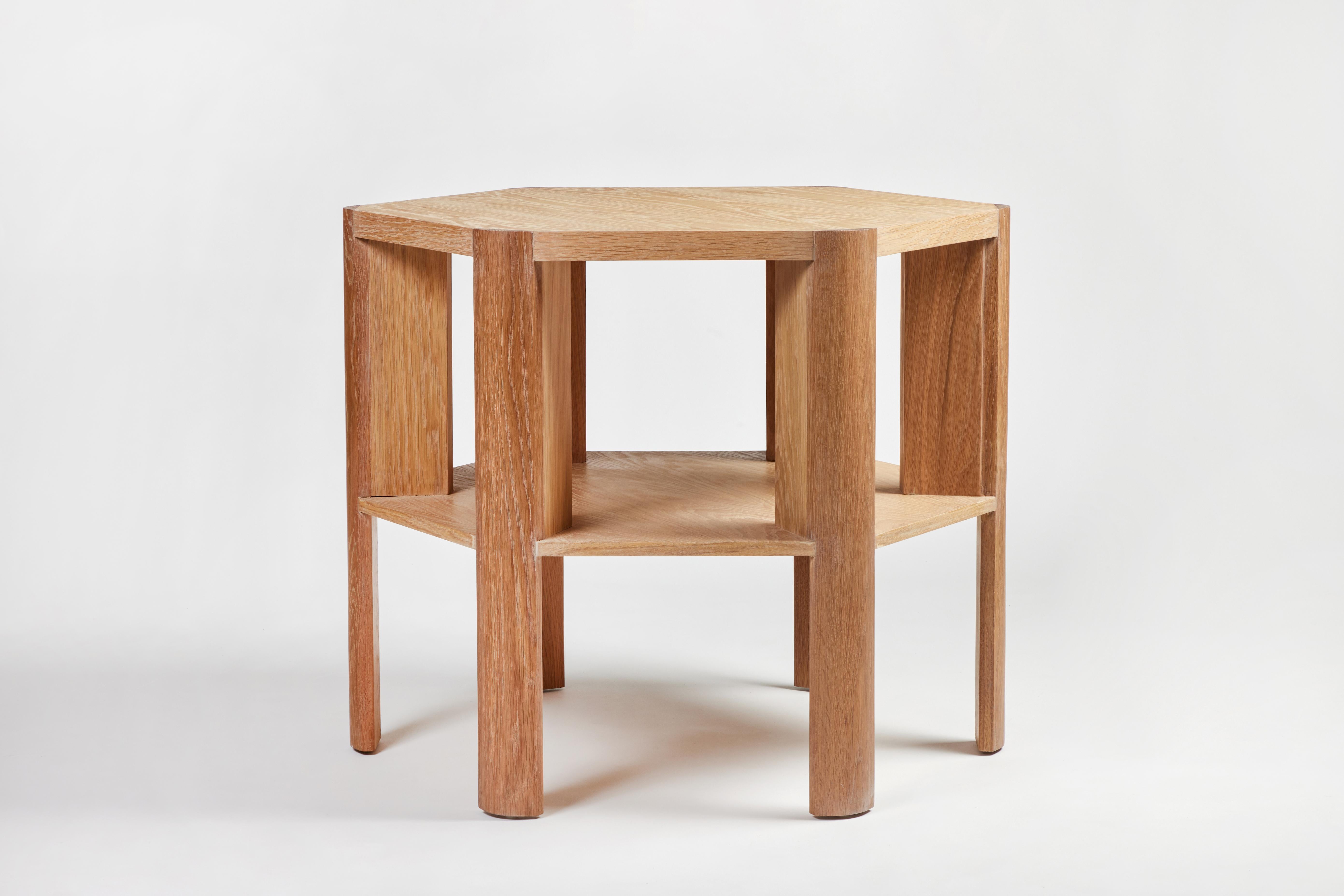 La table de bibliothèque de Martin and Brockett est un outil de travail chic. Dépouillée de tout détail superflu, cette table au design minimaliste est fonctionnelle pour le rangement de livres sobres ou comme bar efficace dans un petit espace (le
