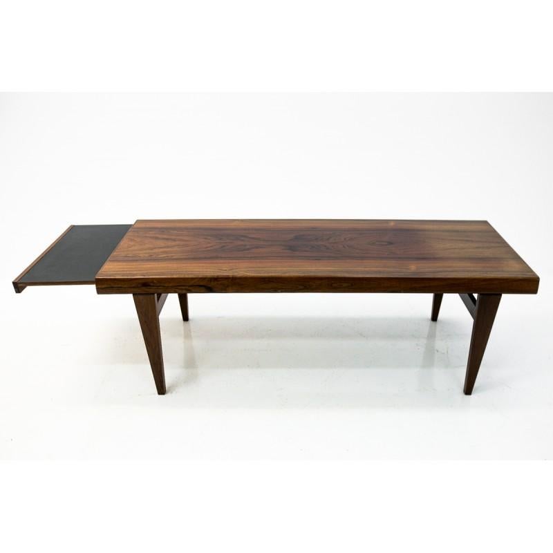 Minimalist Modern Rosewood Coffee Table, Scandinavia, 1960s In Good Condition In Chorzów, PL