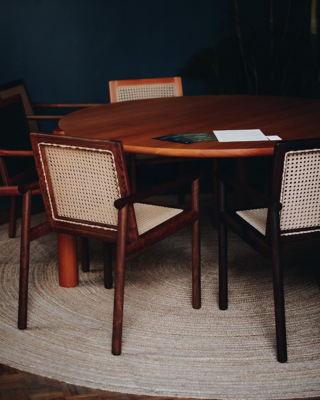 Wooden Round Dining Table in Solid Carribean Walnut In New Condition For Sale In PARQUE INDUSTRIAL OTHON P BLANCO, Quintana Roo