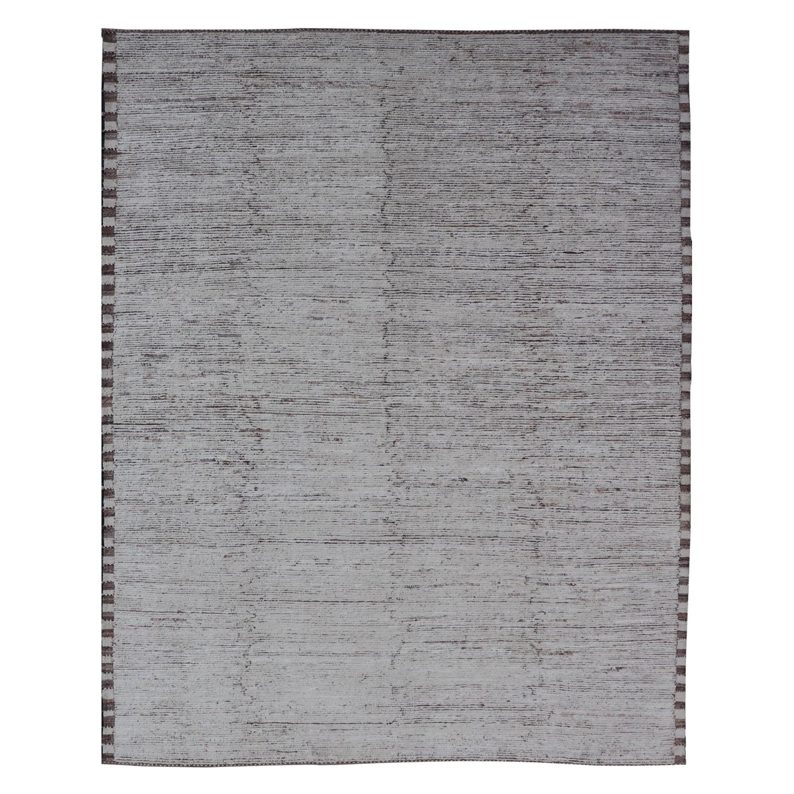 Minimalistischer moderner Teppich Keivan Woven Arts mit massivem Off-White Hintergrund