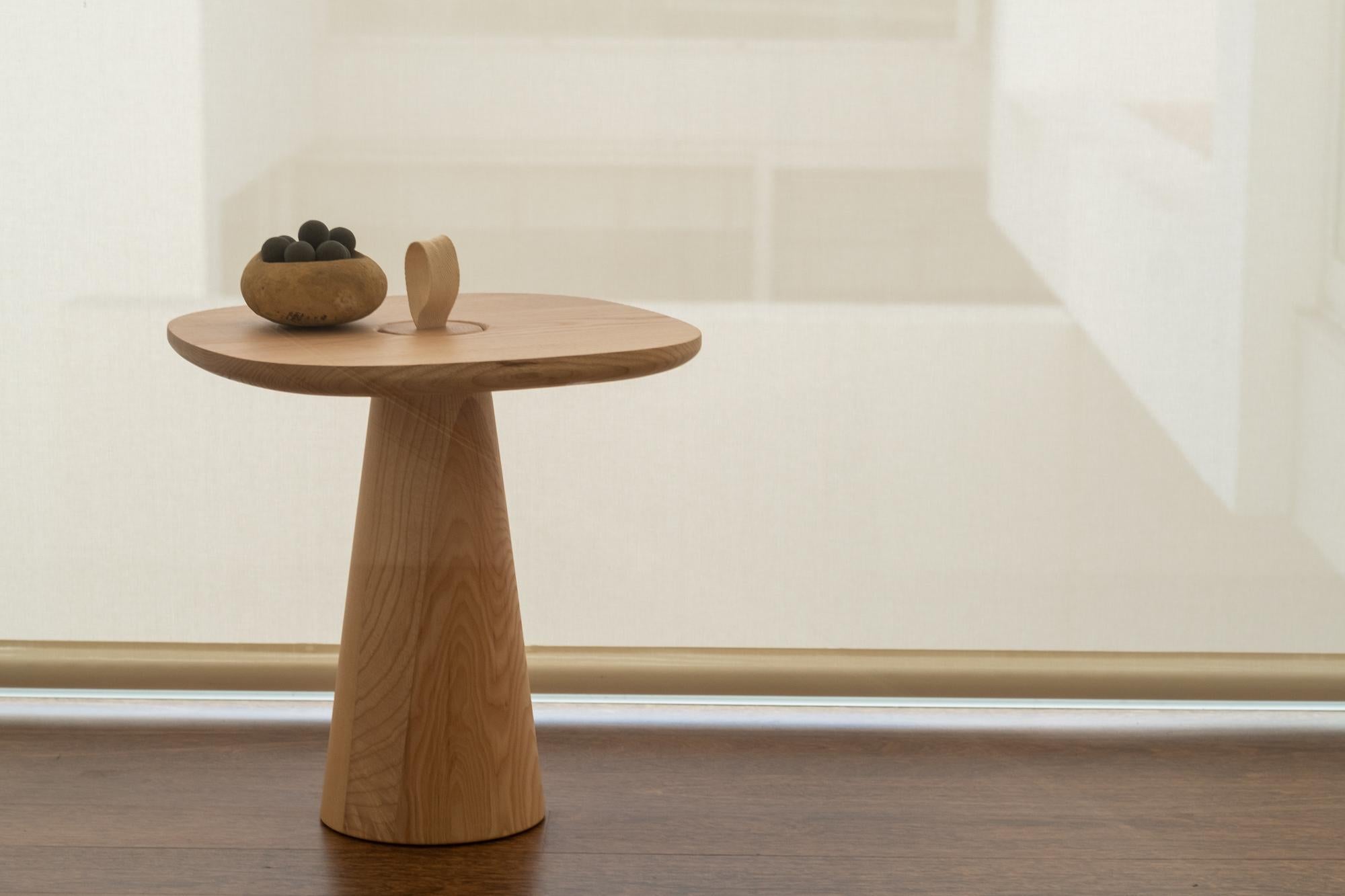 Table d'appoint moderne minimaliste en frêne et sangle en cuir noir en vente 5