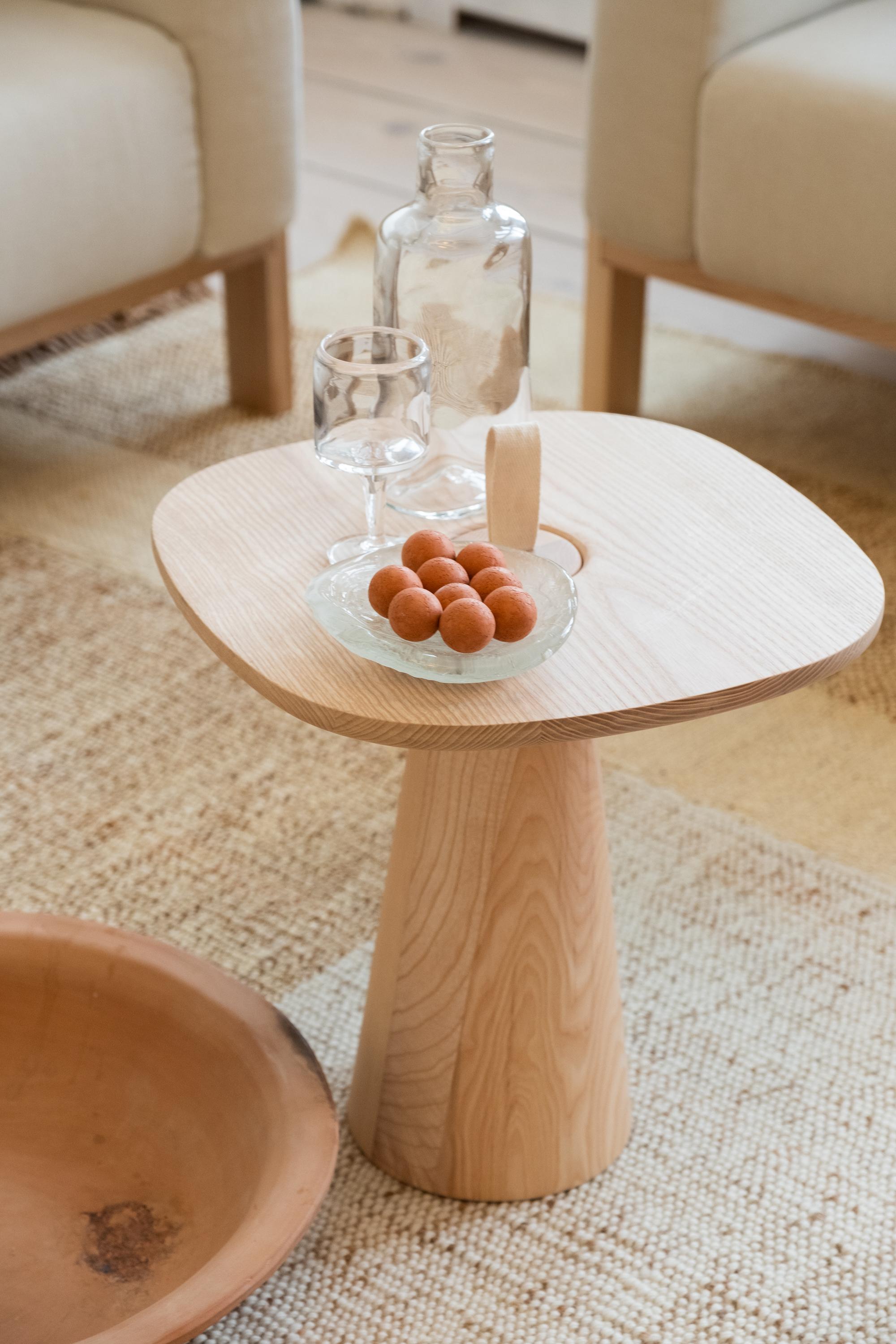 Table d'appoint moderne minimaliste en frêne et sangle en cuir noir en vente 6