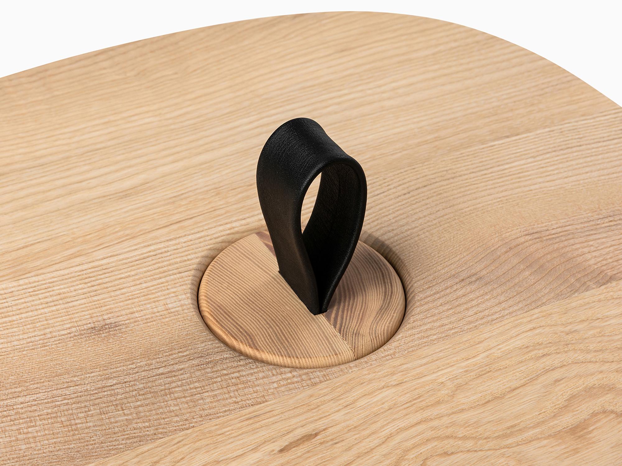 Minimalistischer moderner Beistelltisch aus Eschenholz und schwarzem Lederarmband (Moderne) im Angebot