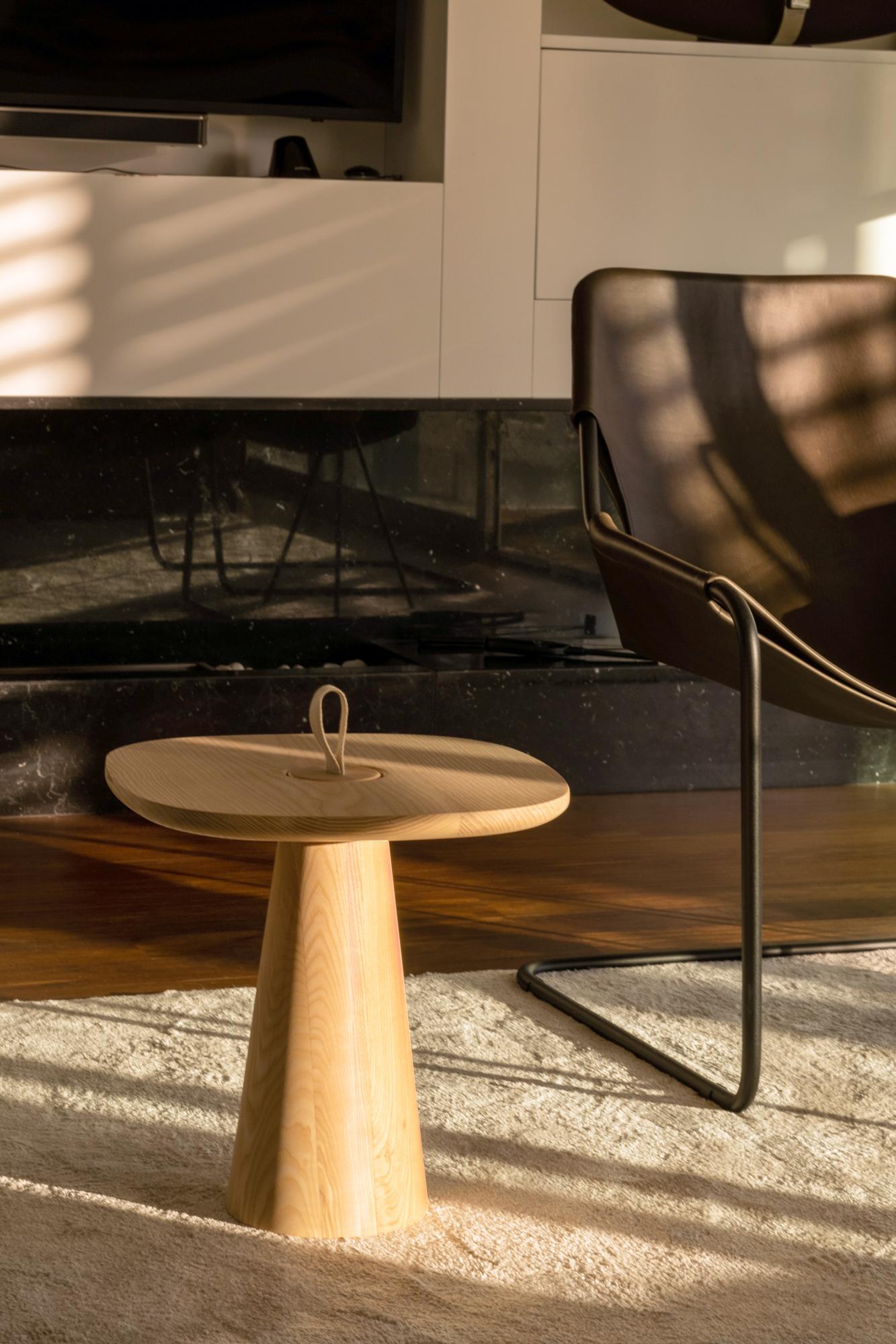 Table d'appoint moderne minimaliste en frêne et sangle en cuir noir en vente 1
