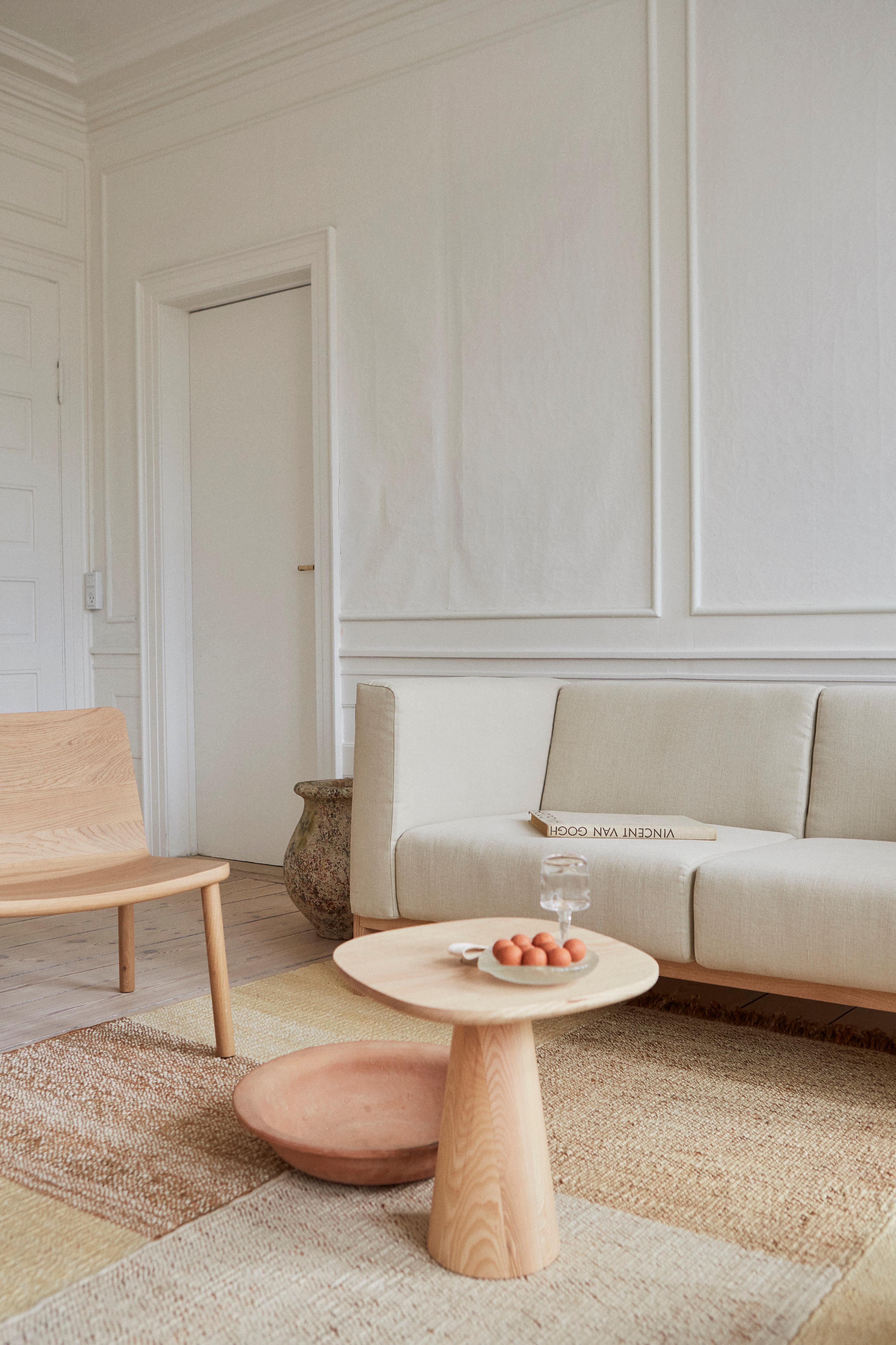 Portugais Table d'appoint moderne et minimaliste en frêne naturel et sangle en coton naturel en vente