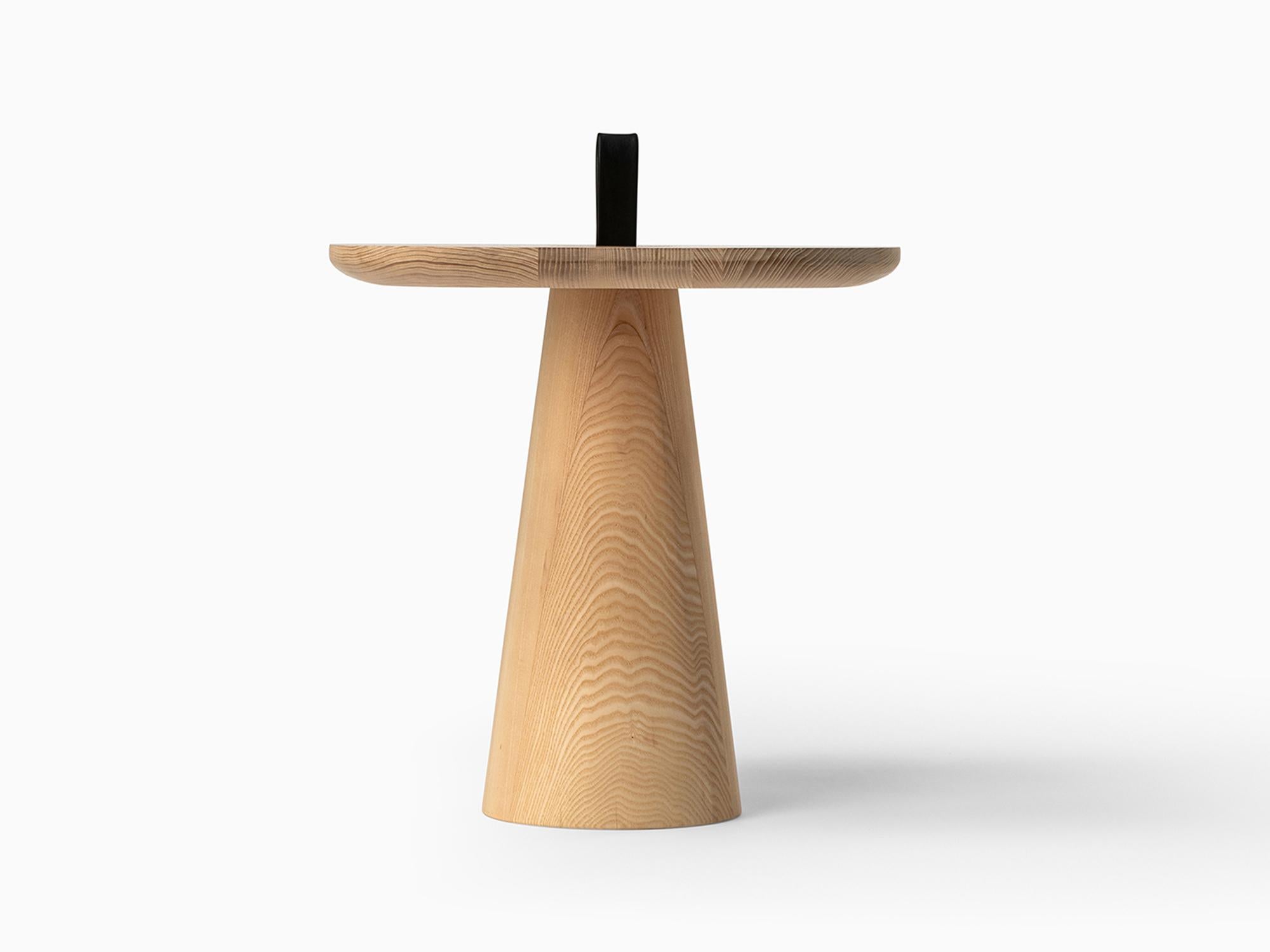 Minimalistischer moderner Beistelltisch aus Eiche natur und Baumwolle mit Riemen im Angebot 2